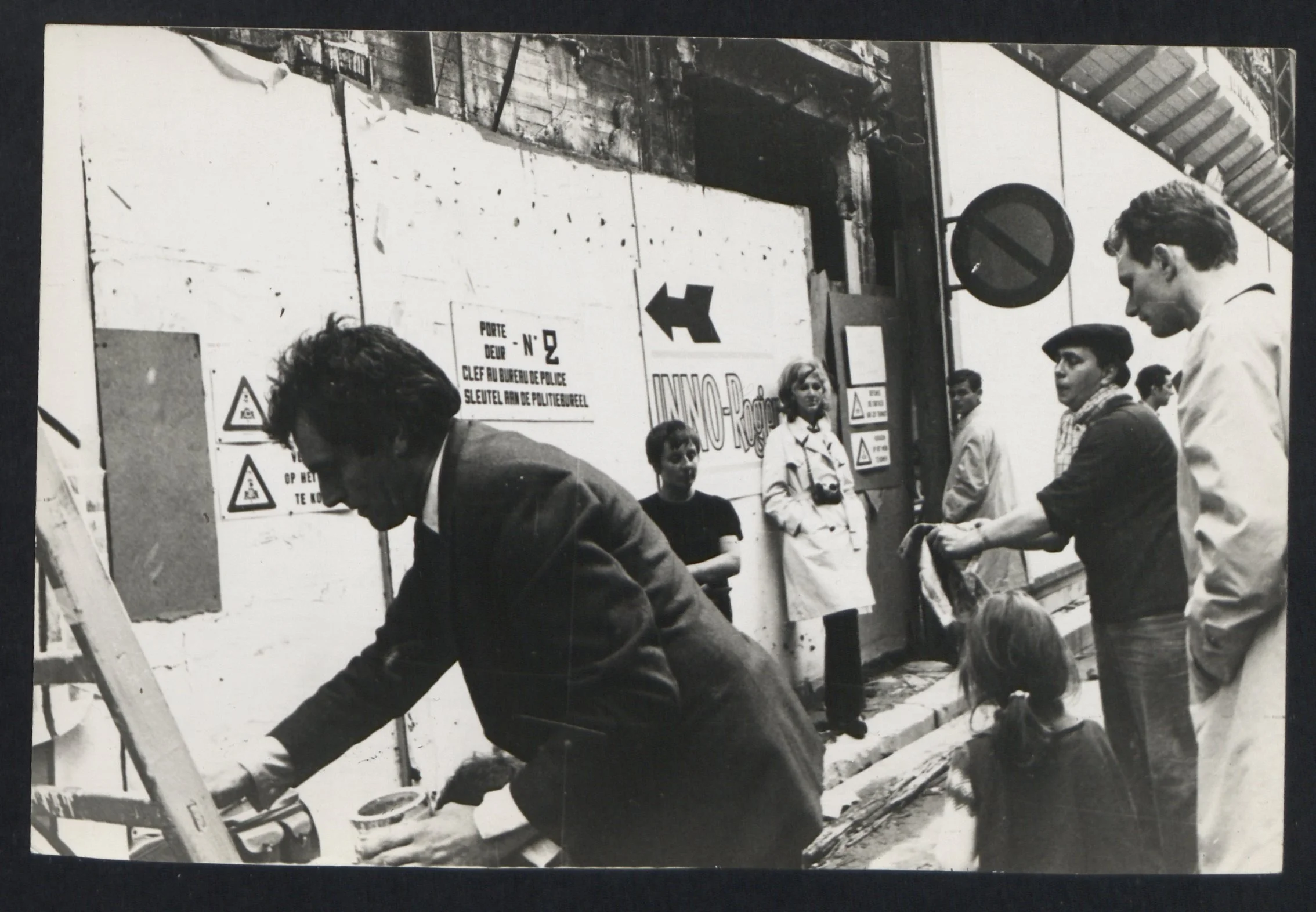 Foto happening tijdens de Britse theater week, Nieuwstraat Brussel, 1967. Fotograaf onbekend.