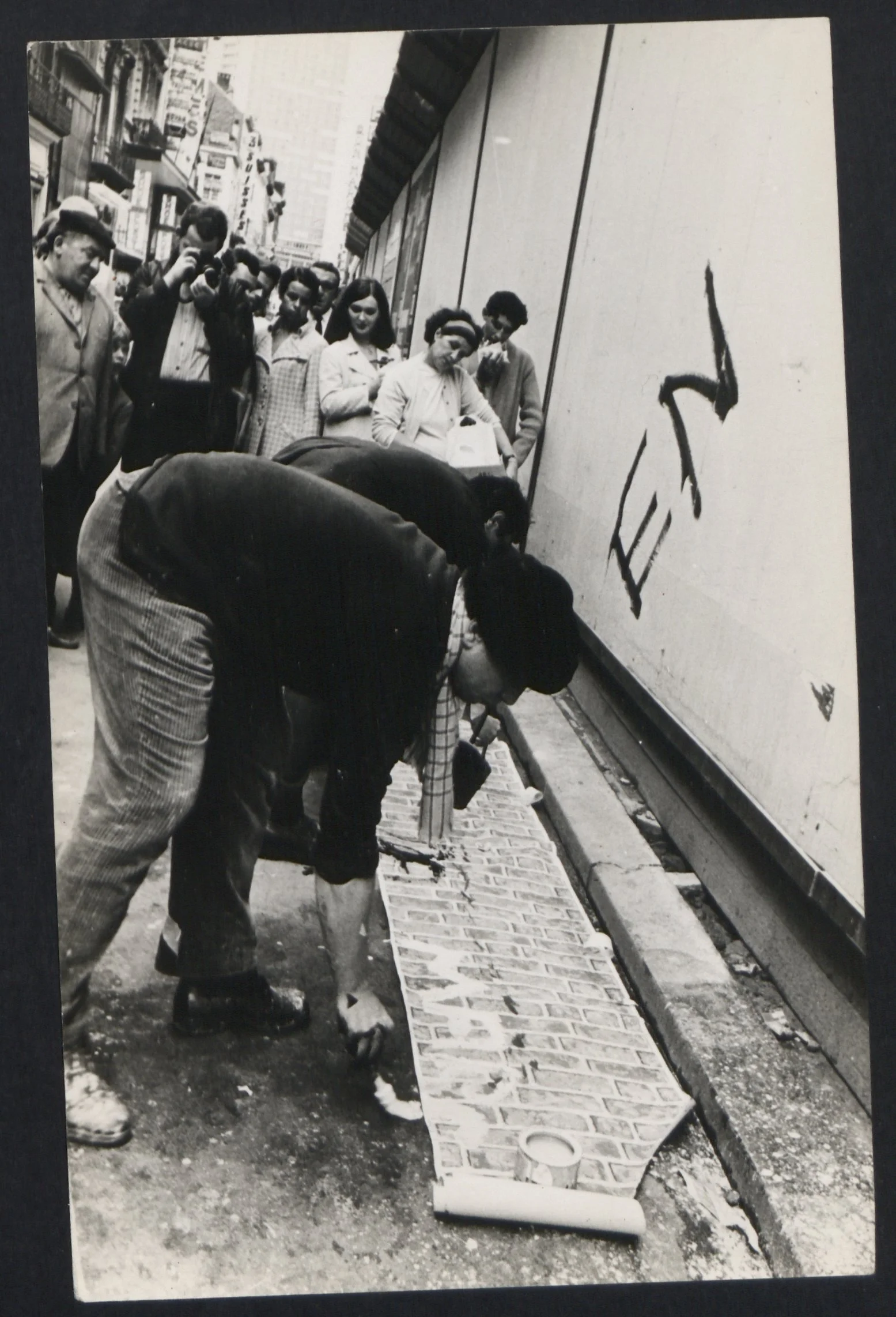 Foto happening tijdens de Britse theater week, Nieuwstraat Brussel, 1967. Fotograaf onbekend.