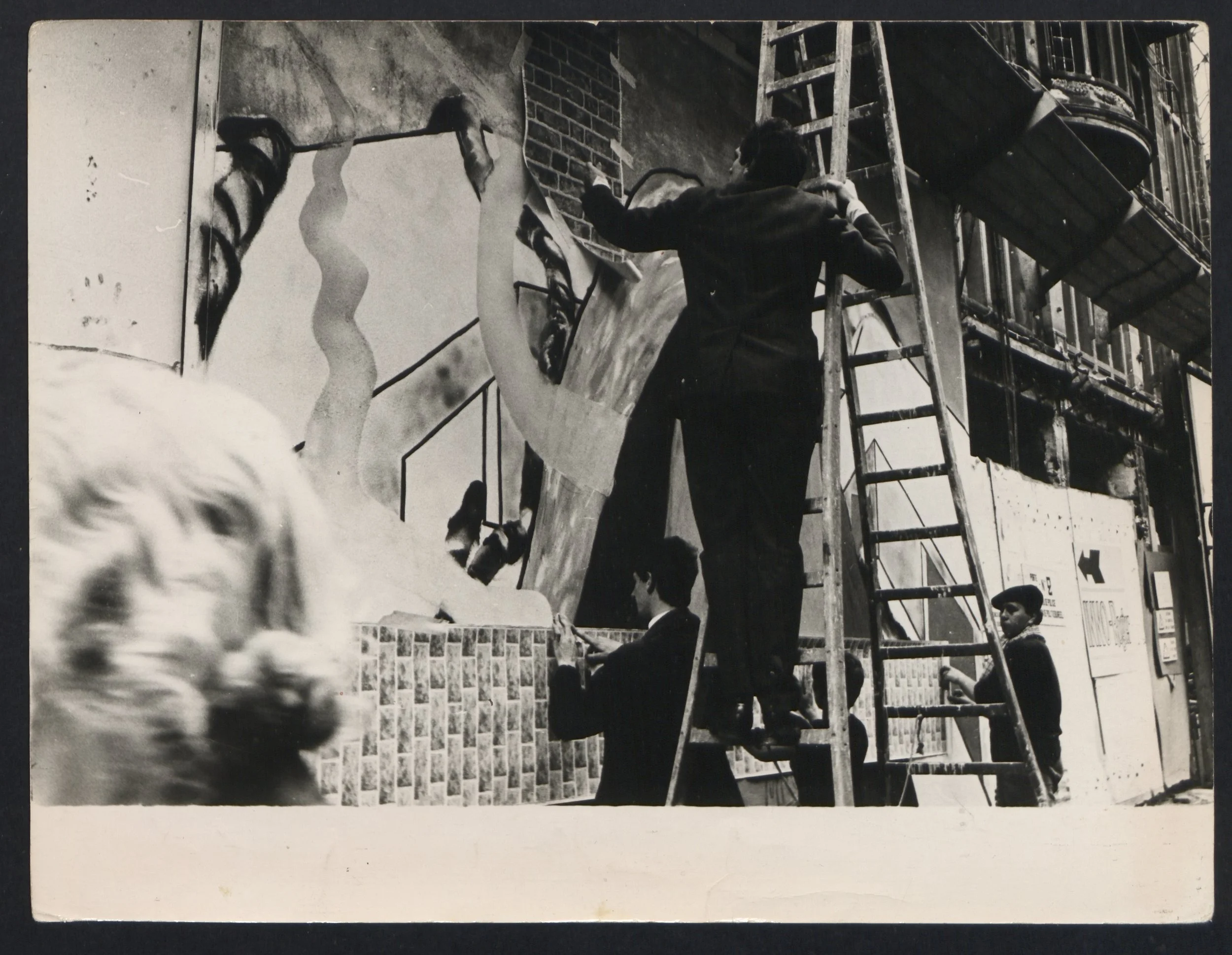 Foto happening tijdens de Britse theater week, Nieuwstraat Brussel, 1967. Fotograaf onbekend.