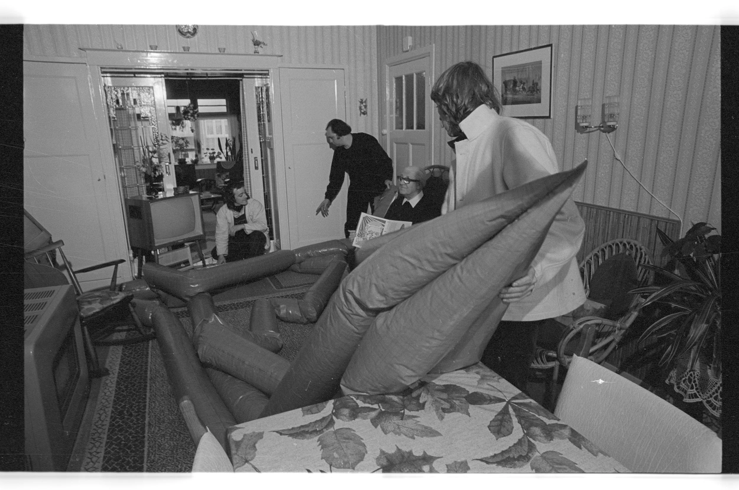 Foto's raket in huiskamer, Den Haag, 1973. Fotograaf onbekend. 