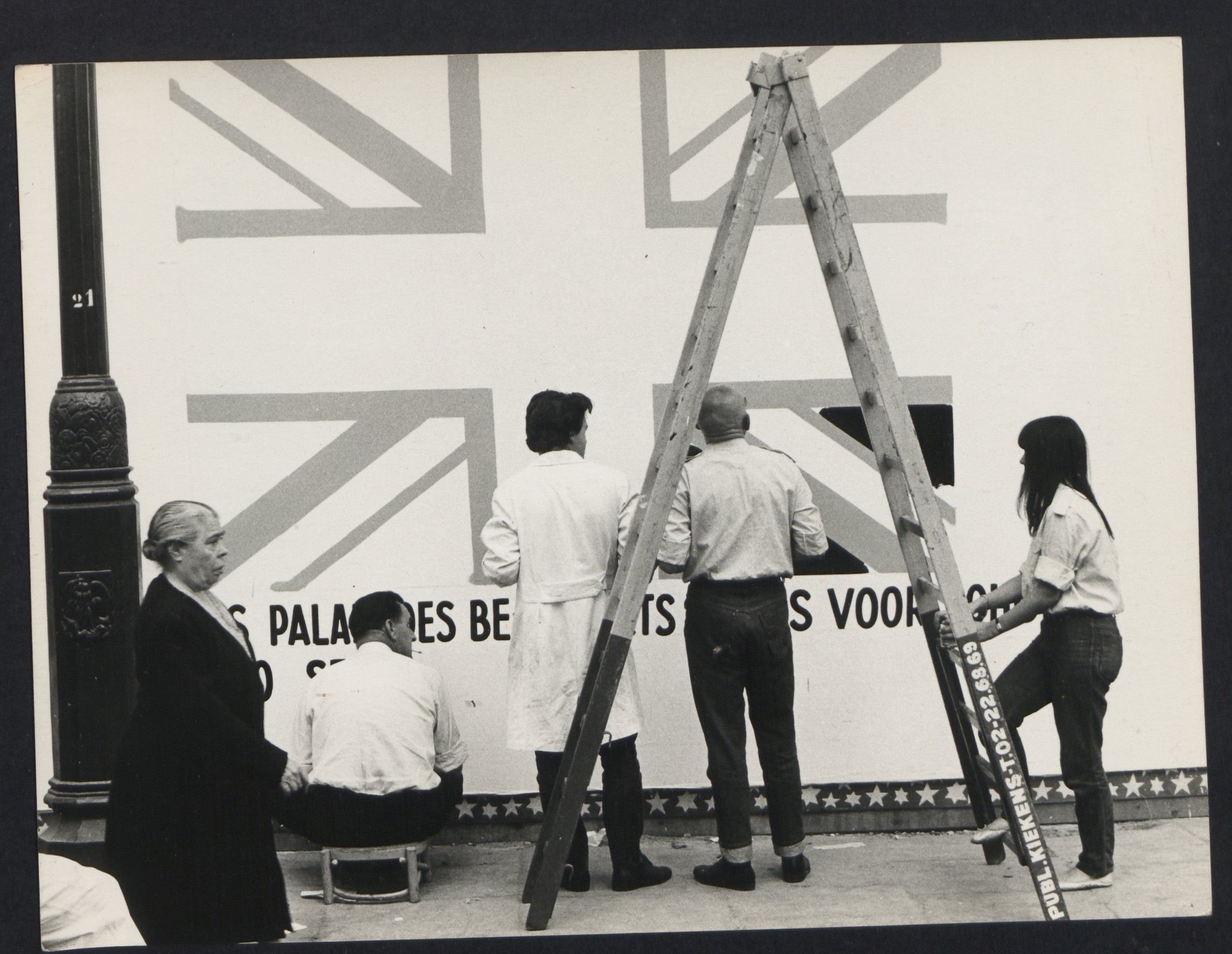 Foto happening tijdens de Britse theater week, Nieuwstraat Brussel, 1967. Fotograaf onbekend.