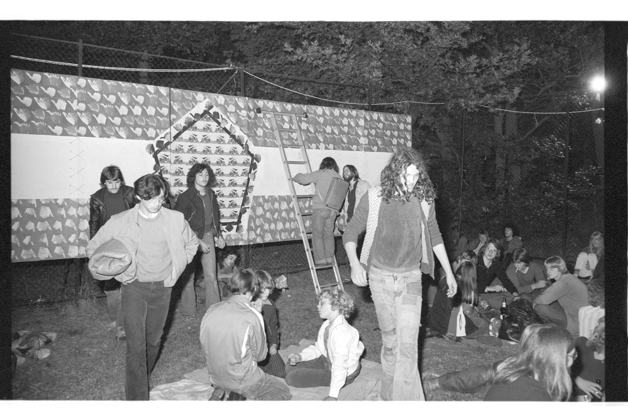 Foto ‘collectief’: elke voorbijganger mag eraan scheuren en erop plakken, Arnhem, 1976. Fotograaf Roland Van den Berghe.