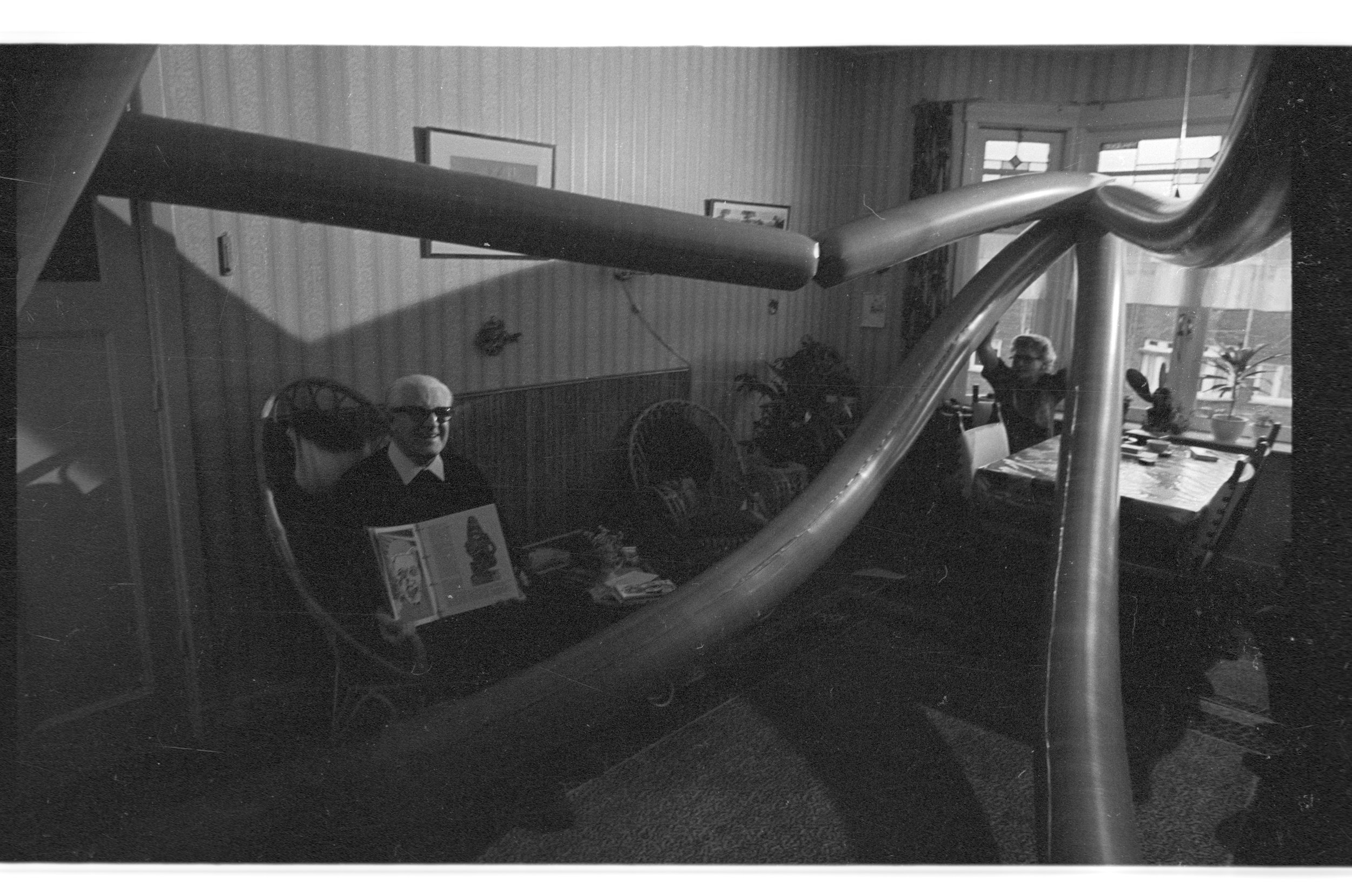 Foto's raket in huiskamer, Den Haag, 1973. Fotograaf onbekend. 