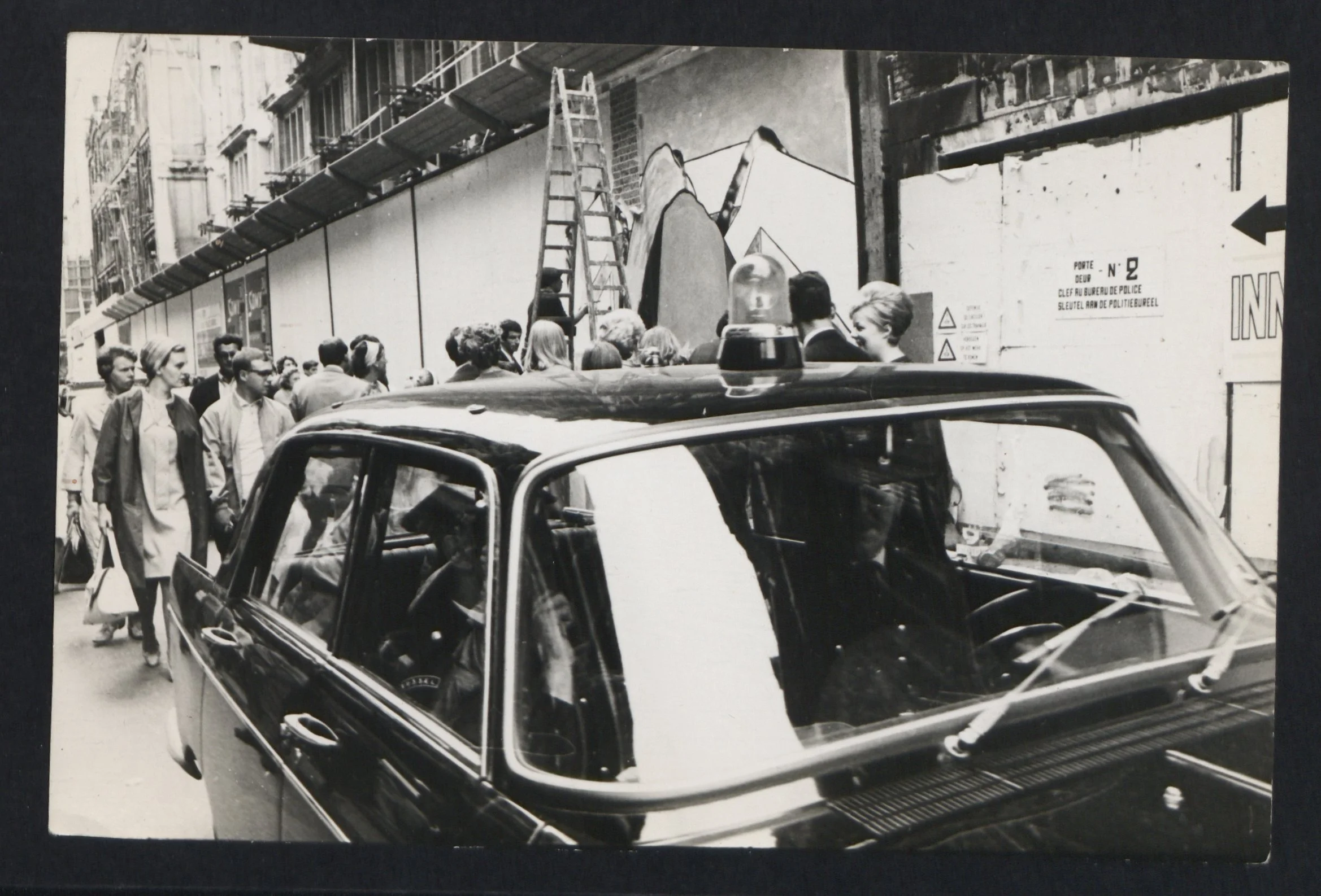 Foto happening tijdens de Britse theater week, Nieuwstraat Brussel, 1967. Fotograaf onbekend.