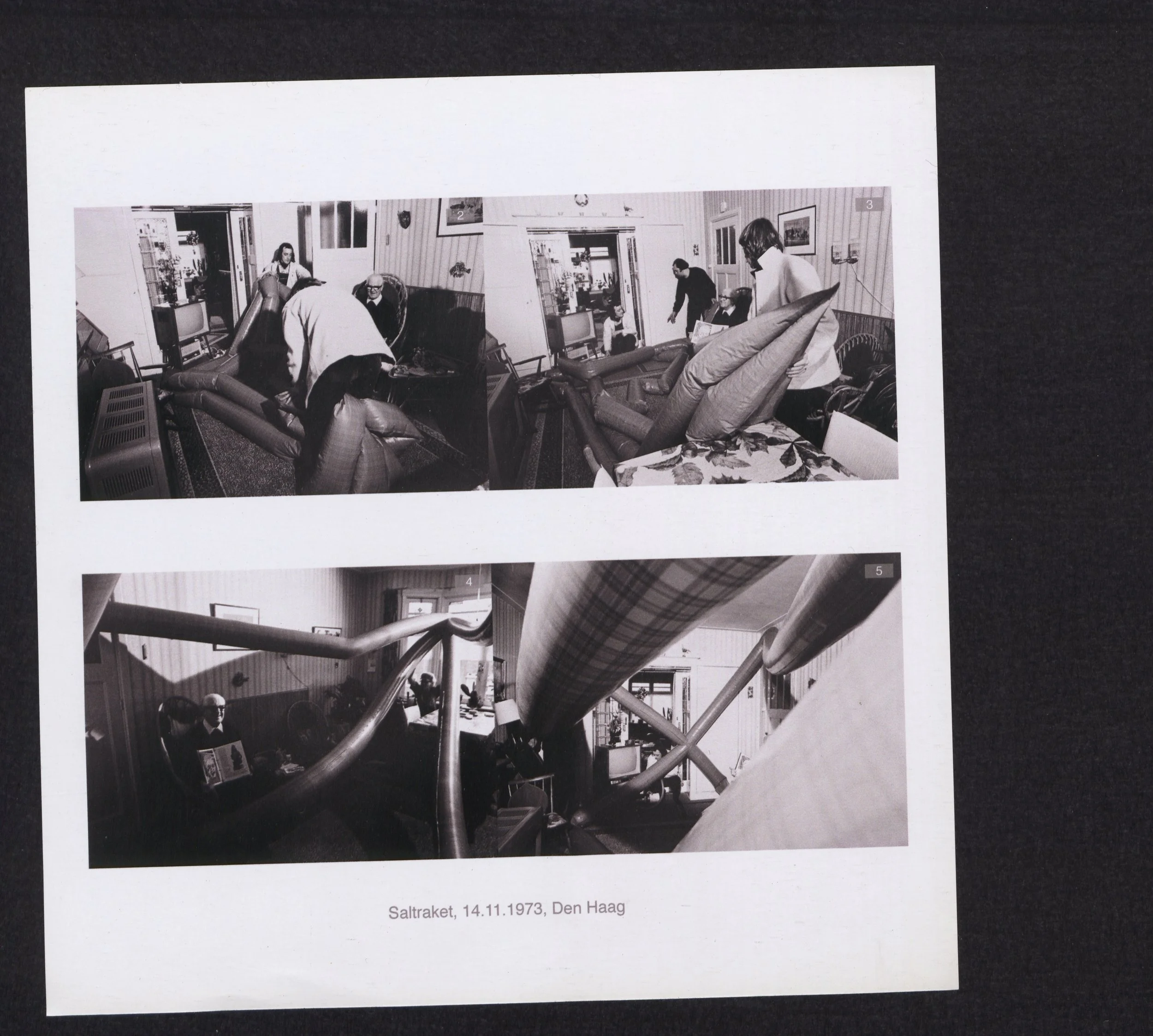 Foto's raket in huiskamer, Den Haag, 1973. Fotograaf onbekend. 