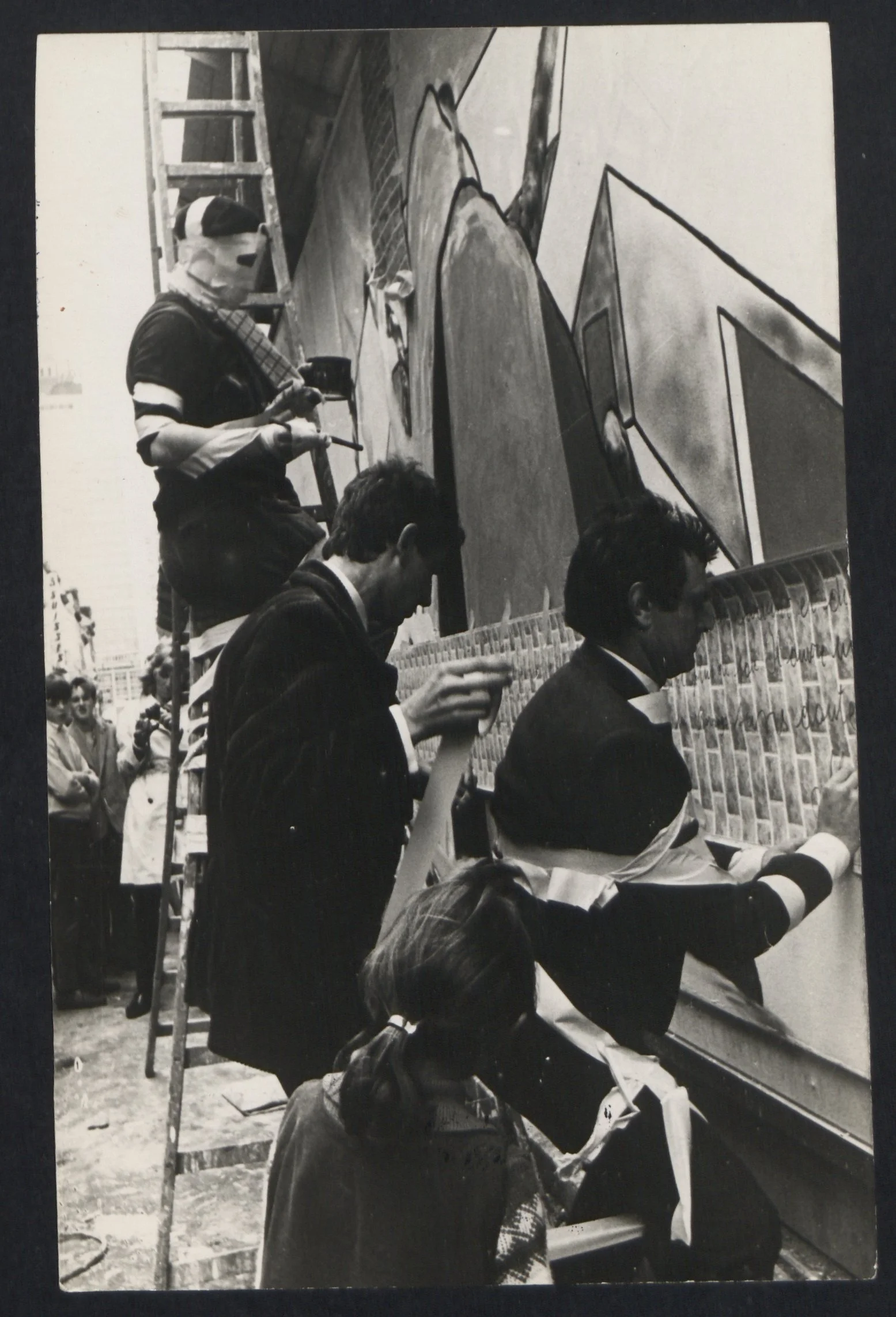 Foto happening tijdens de Britse theater week, Nieuwstraat Brussel, 1967. Fotograaf onbekend.