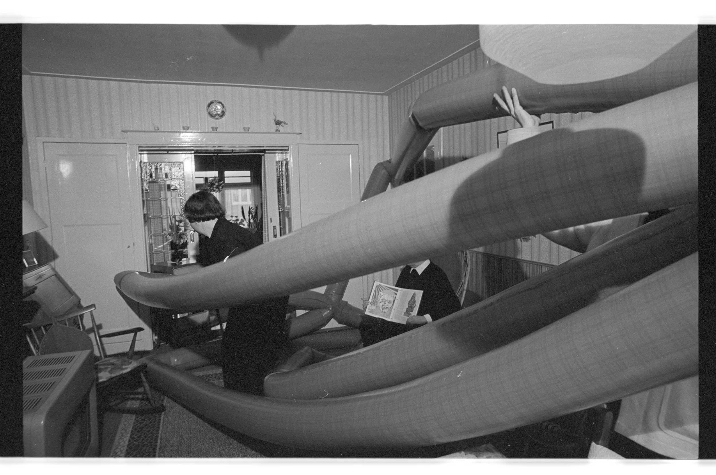 Foto's raket in huiskamer, Den Haag, 1973. Fotograaf onbekend. 