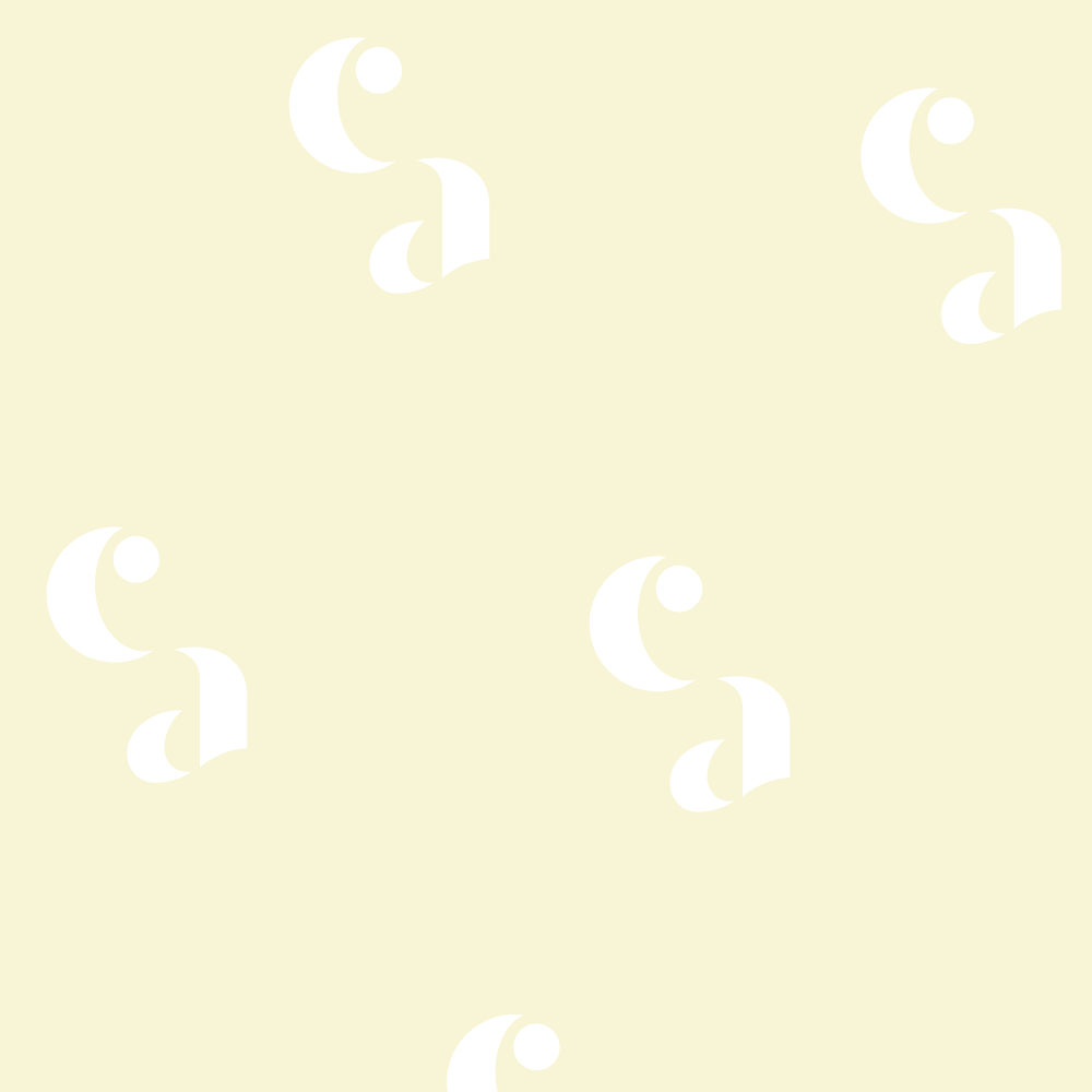 Een patroon van witte maan- en stervormen op een lichtgele achtergrond. Dit is een allover afbeelding van het logo van Contente creative agency. Een abstracte C en A in de vorm van maan en universum.