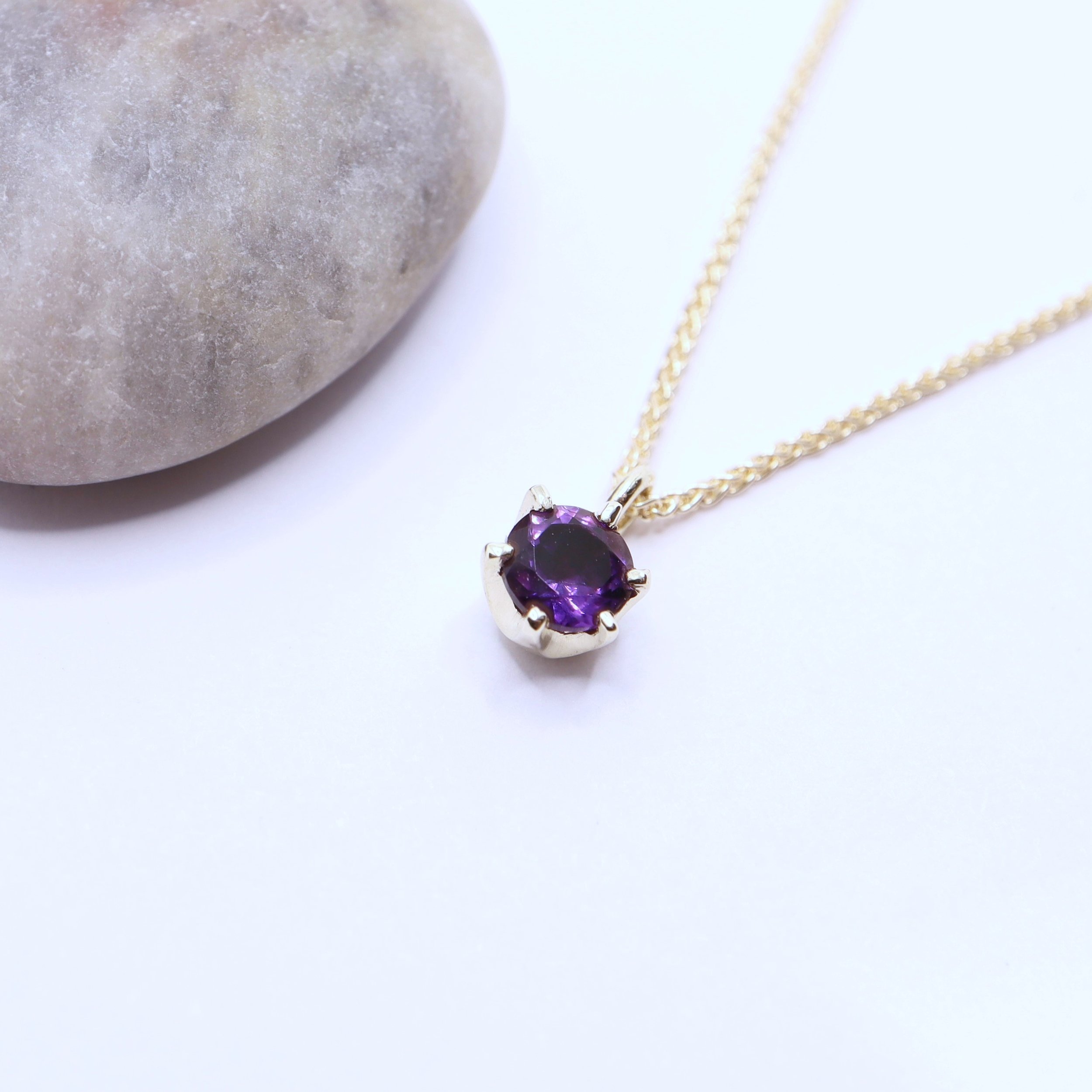 WEB - YG 5mm Amethyst Pendant. 390B-P-9Y-AME. €395..jpg