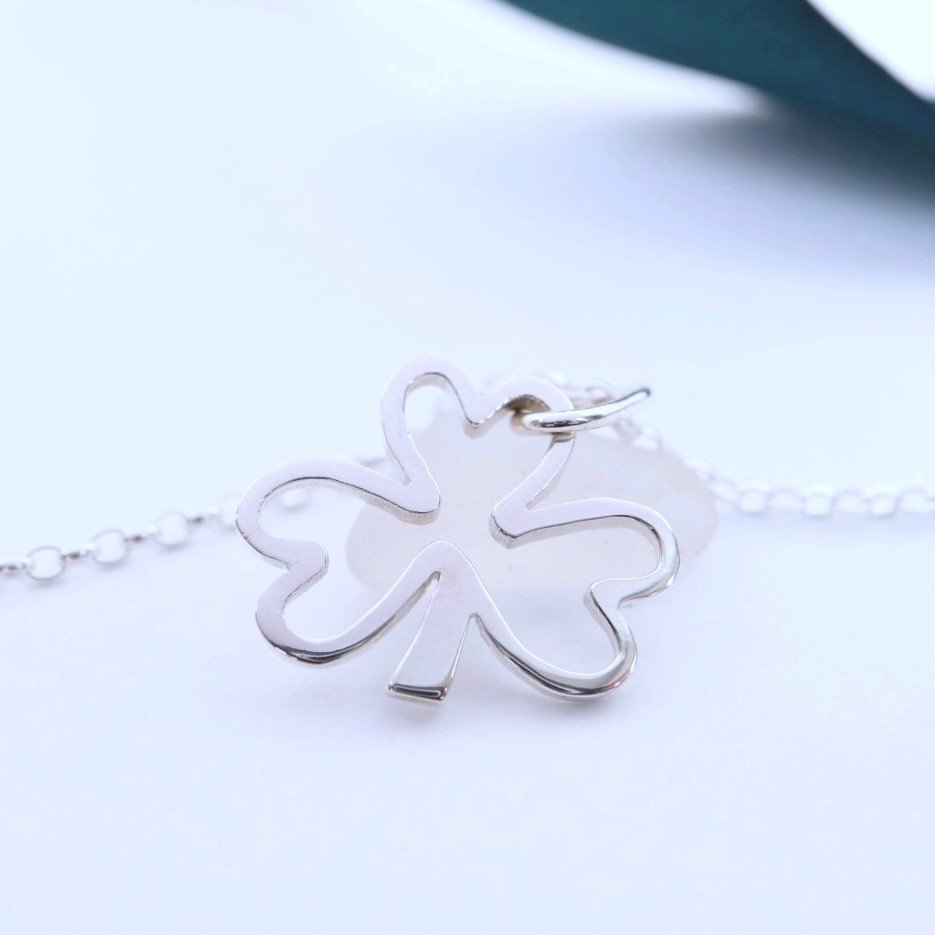 WEB- Sil Shamrock outline pendant - €145 125-Sil-P.jpg
