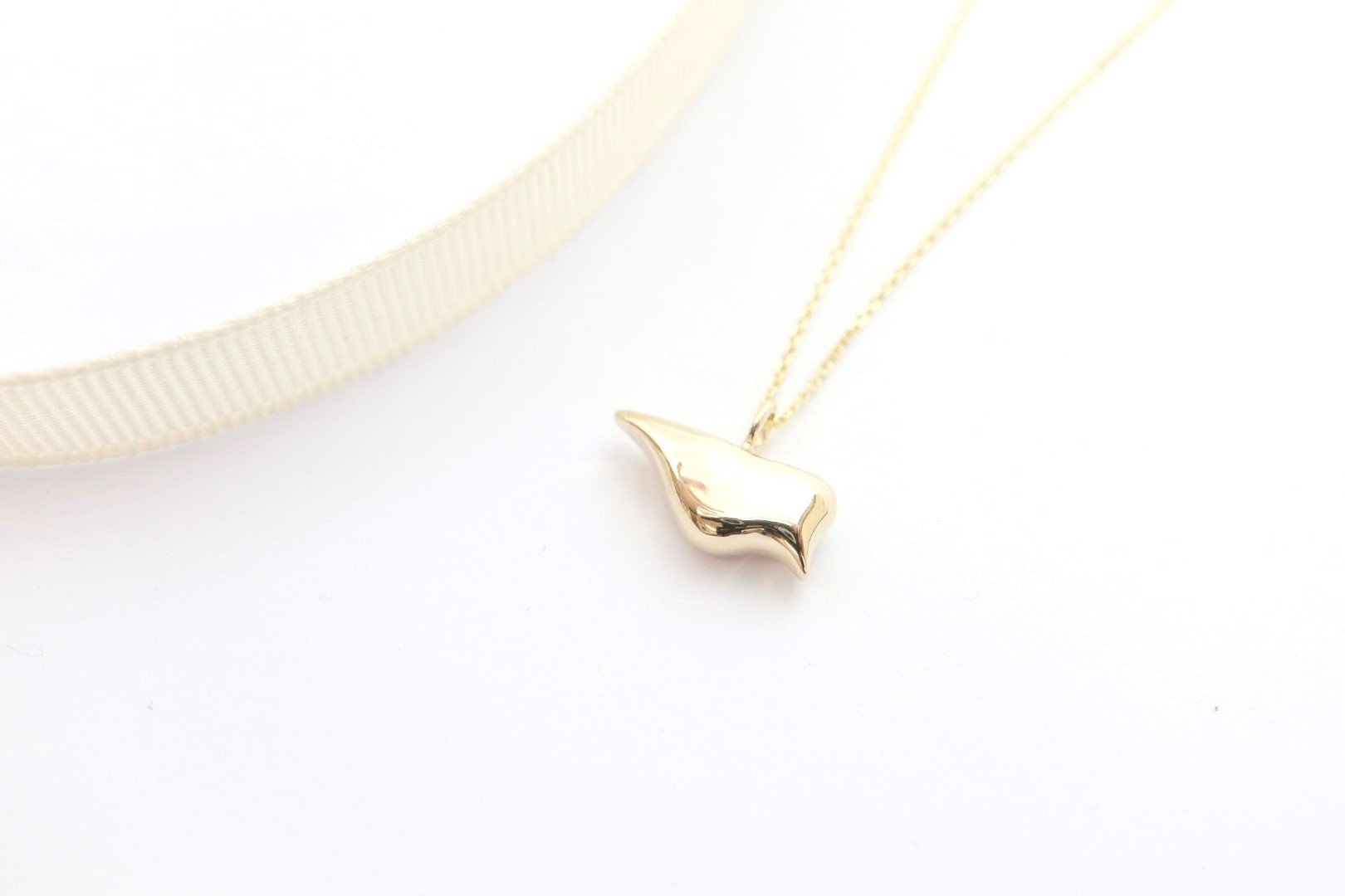 YG+-+Petite+Dove+Pendant.+%E2%82%AC265+DG-P-100.jpg
