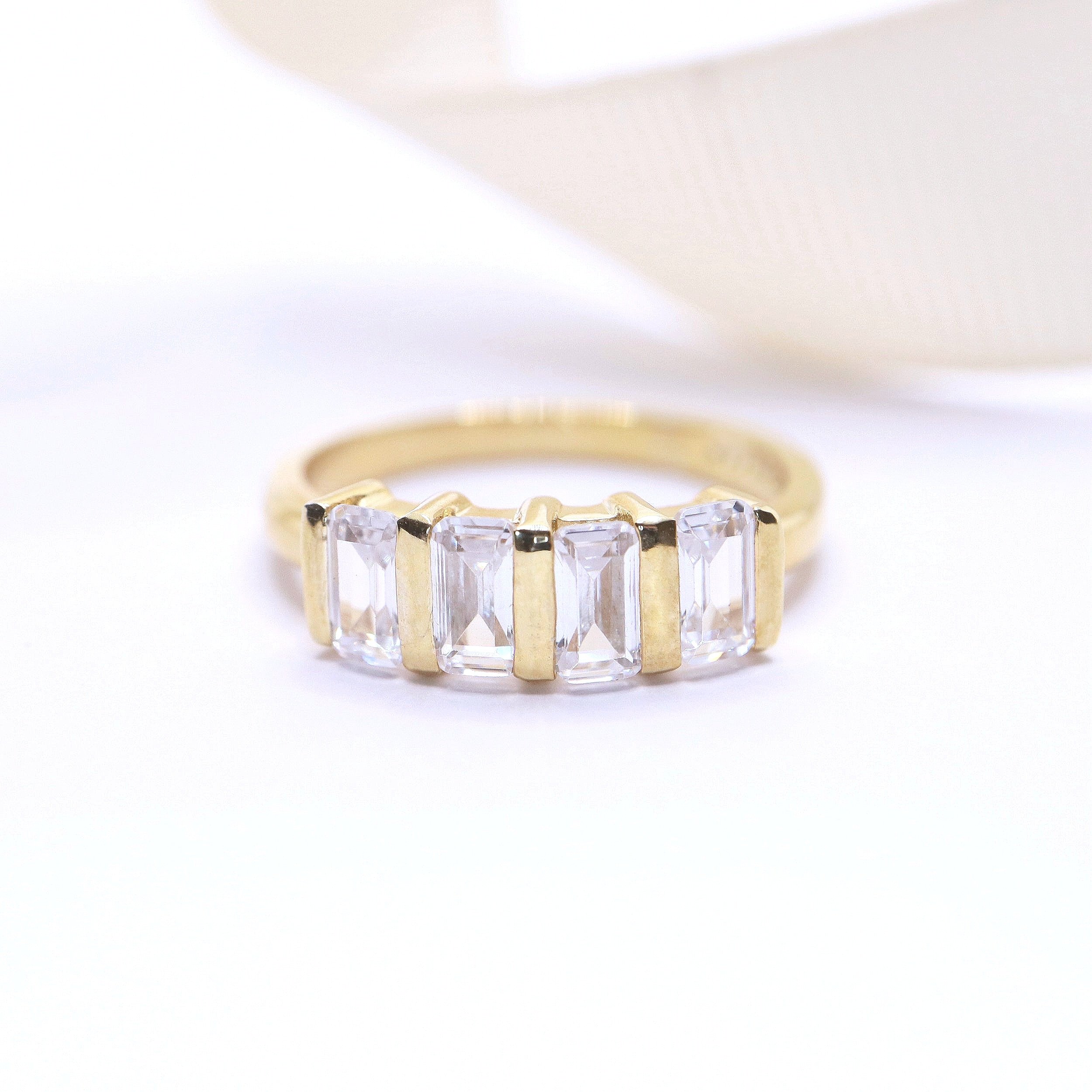 WEB+-+YG+4+Emerald+Cut+Diamonds+bar+set.jpg