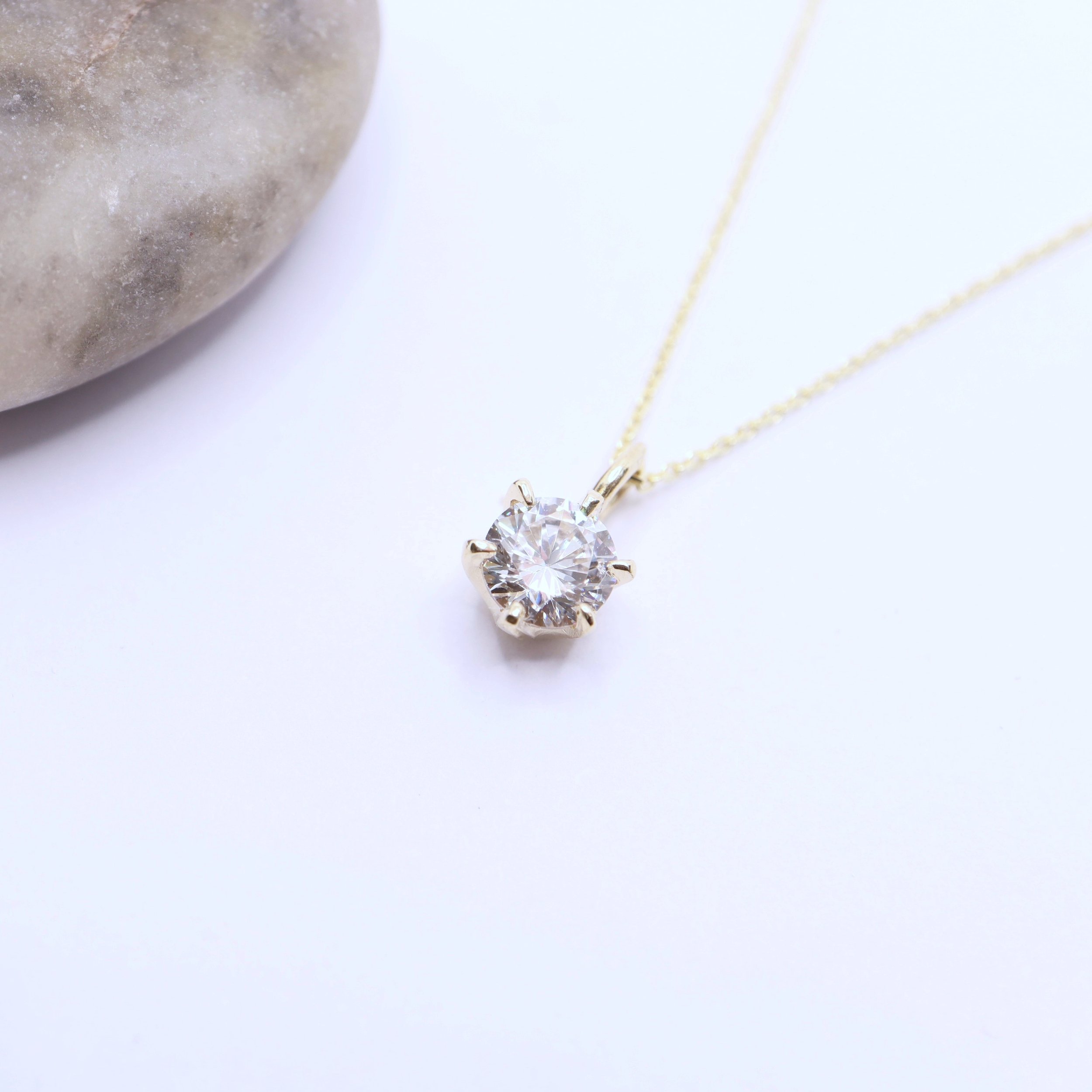 WEB - YG 5mm Crystal Pendant. 390B-P-9Y-CZ. €395..jpg