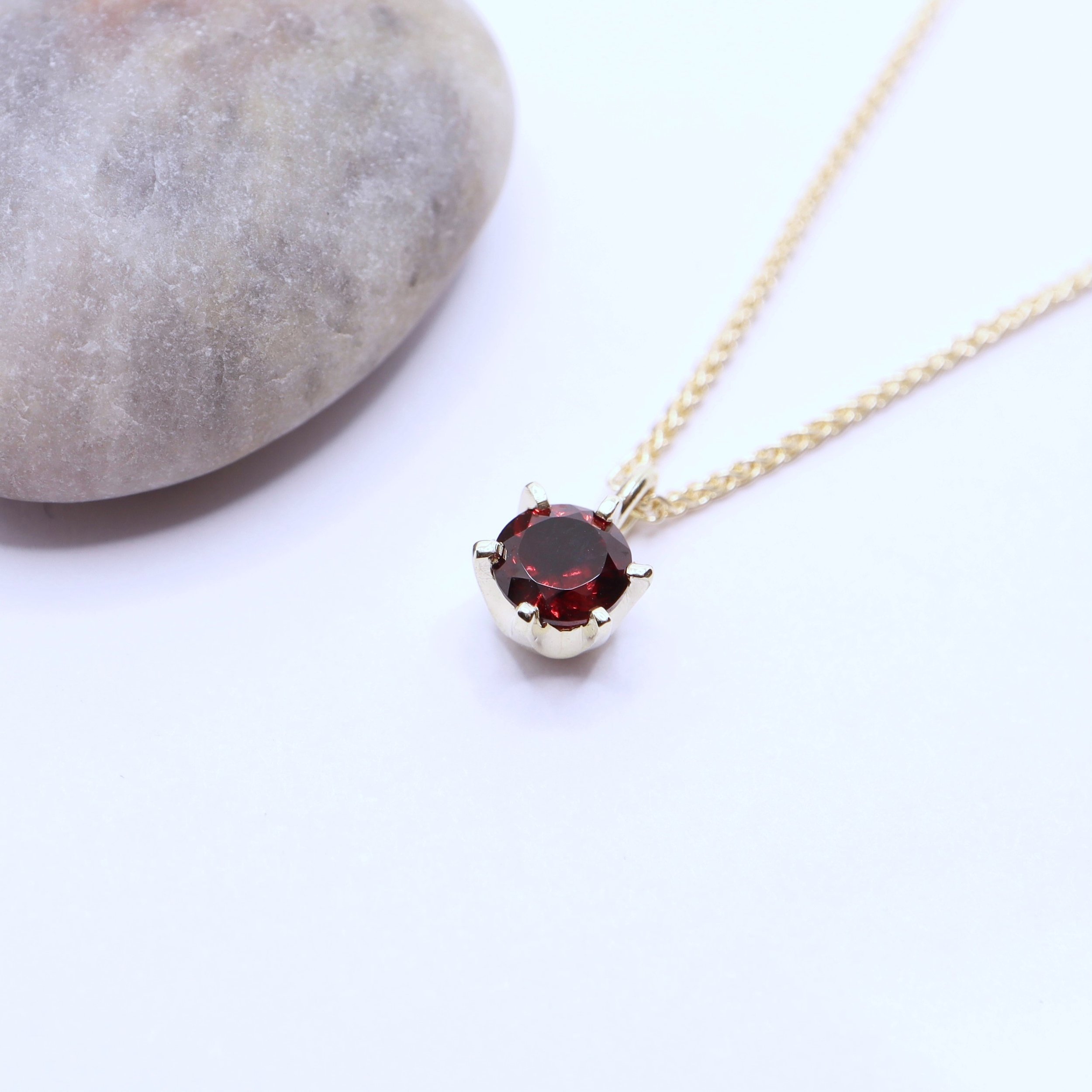 WEB - YG 5mm Garnet Pendant. 390B-P-9Y-GAR. €395..jpg