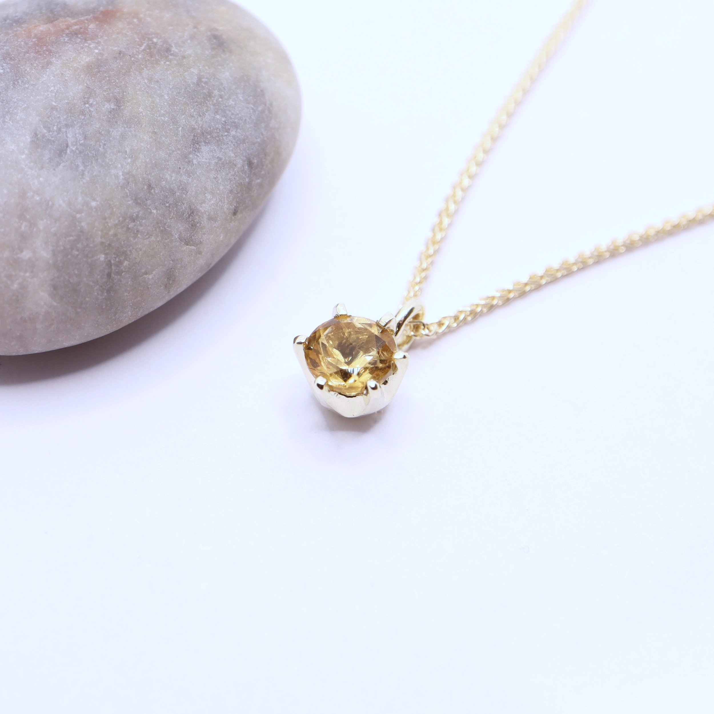 WEB - YG 5mm Citrine Pendant. 390B-P-9Y-CIT. €395..jpg