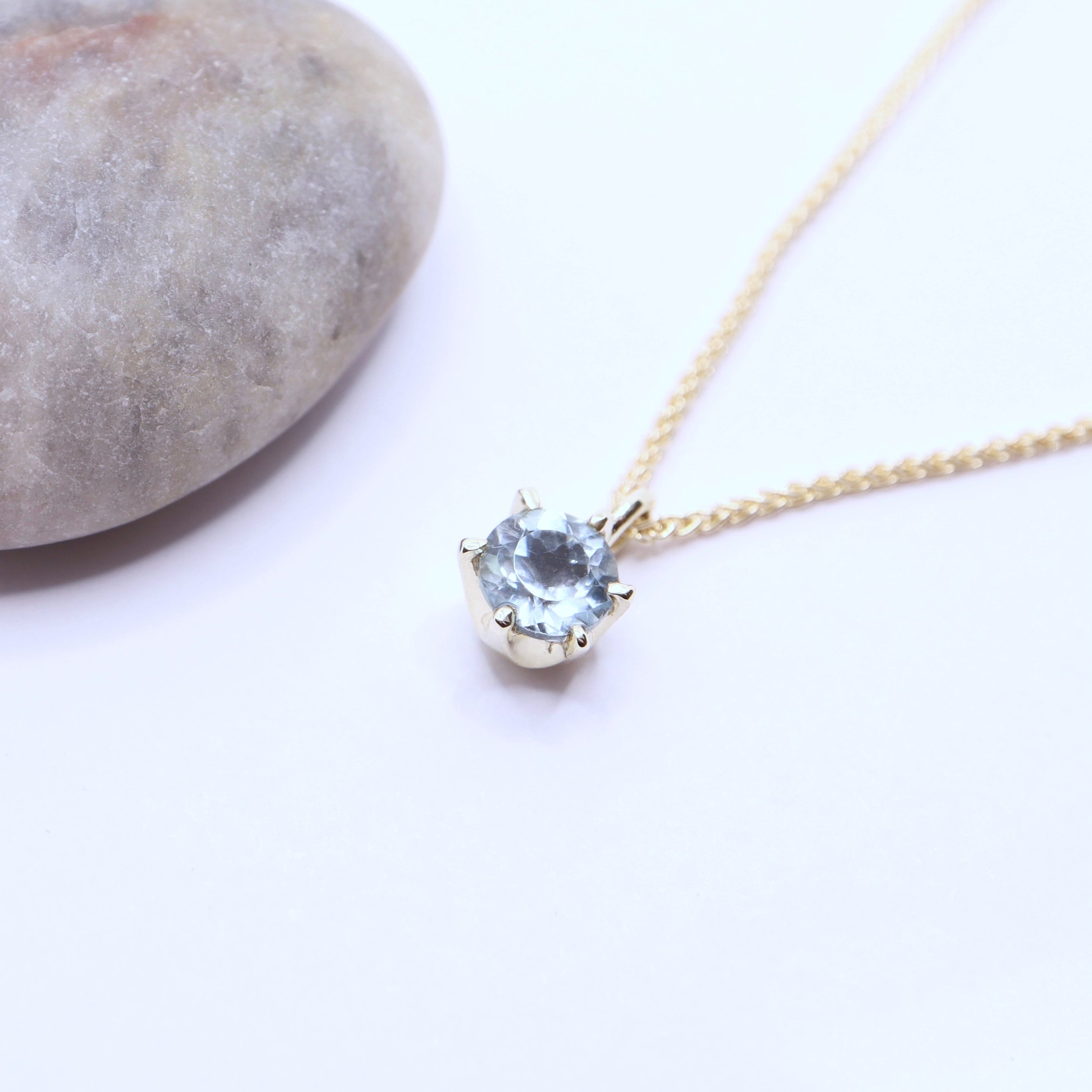WEB - YG 5mm Blue Topaz Pendant. 390B-P-9Y-BT. €395..jpg