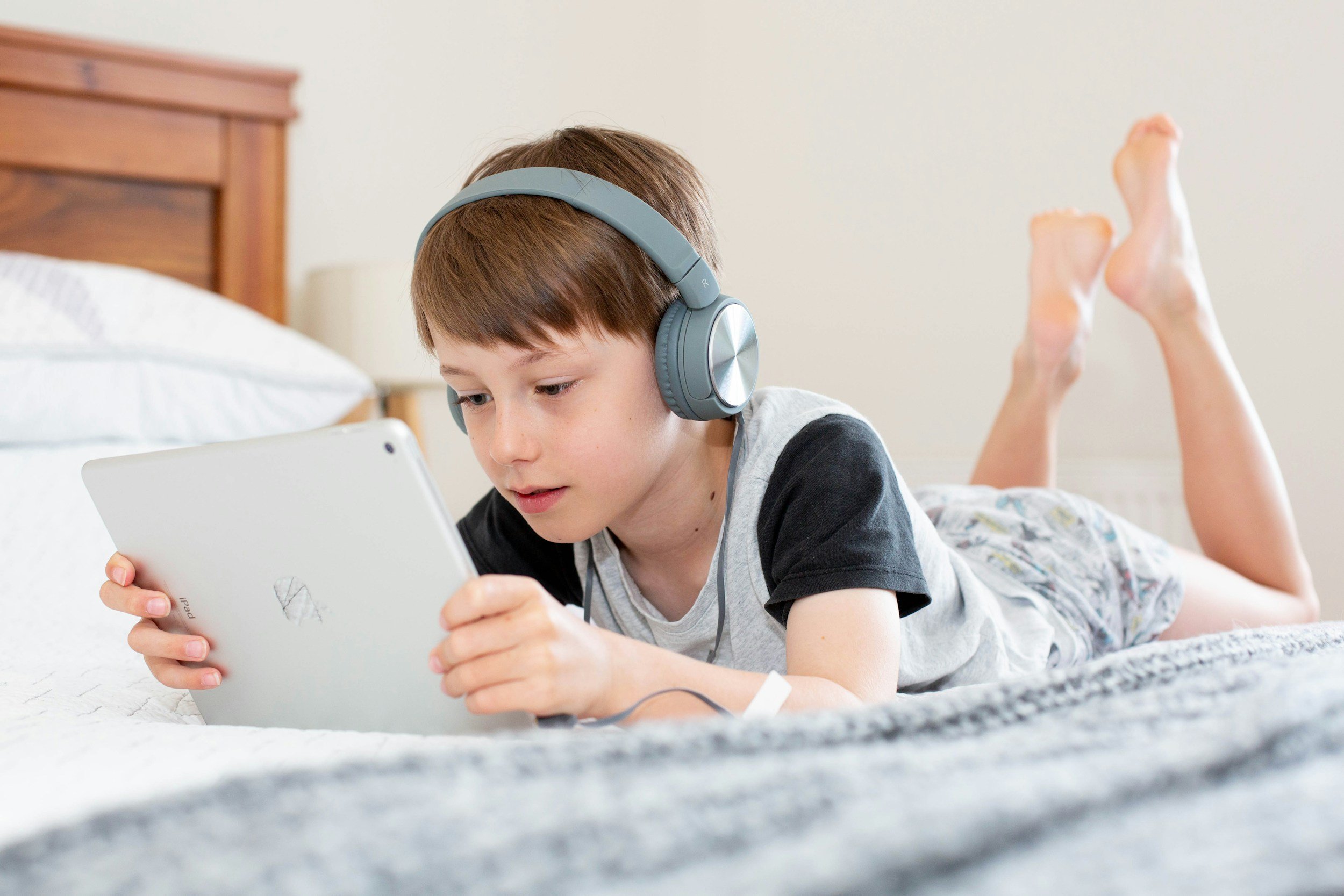 Why Too Much Screen Time Hurts Kids in the Summer β And How Camp Wonder Works Can Help