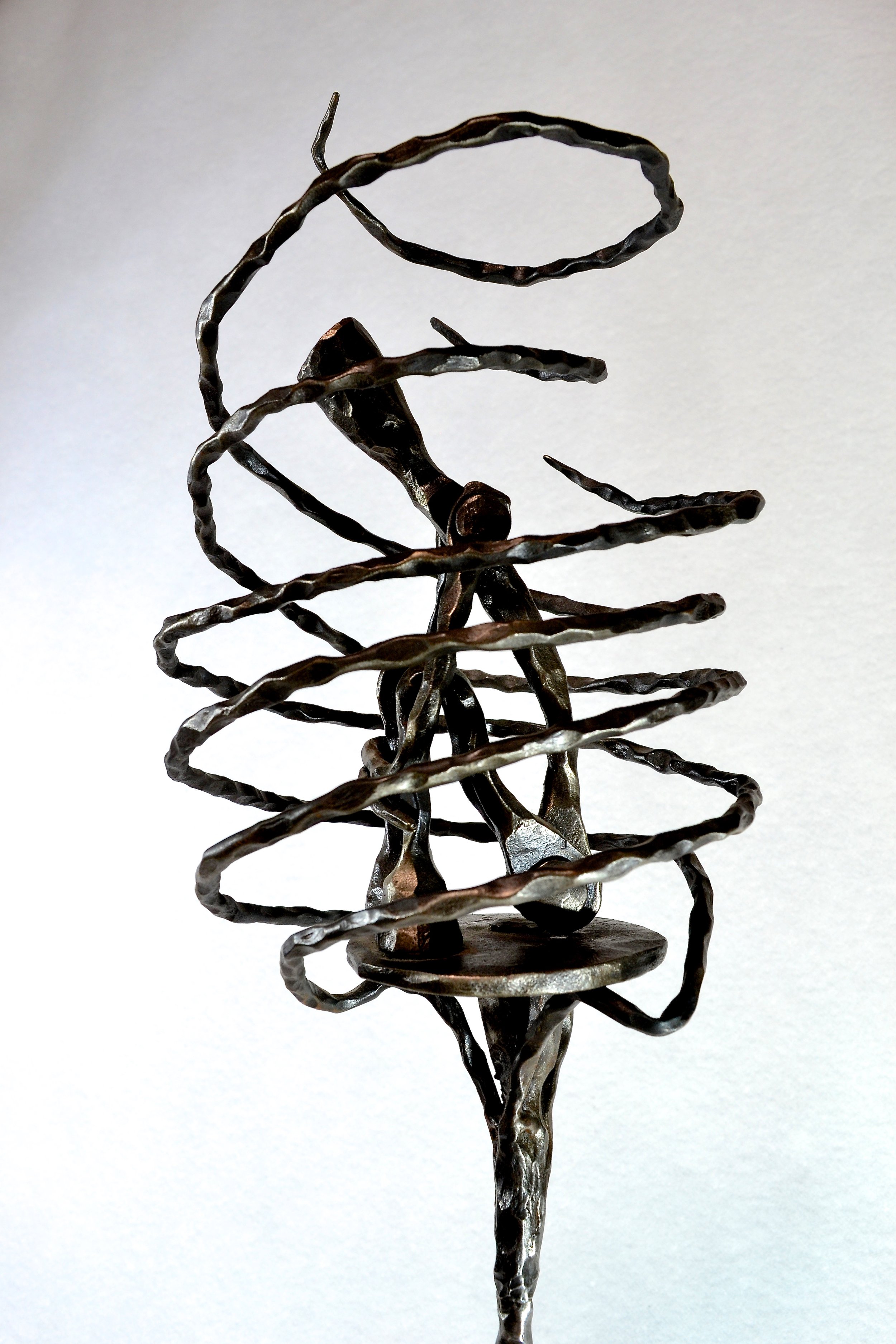 Zoom moyen sur la spirale de la sculpture peurs oppressantes