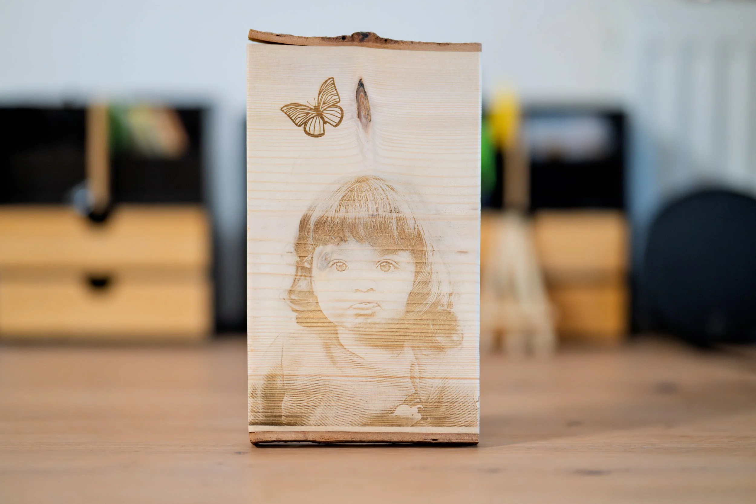 Gravure photo portrait sur planche en bois brute de sapin avec écorce