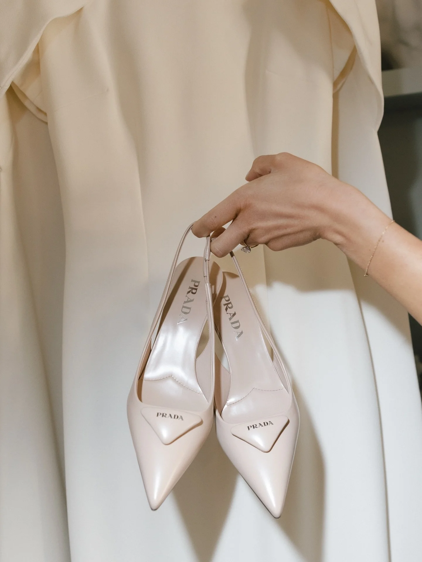 Quiet luxury wedding details will always have our heart 🤍

Creatives 
Planning &amp; Design: Riley @elegantaffairsbydesign 
Bride: @megnbrooks &amp; Groom: @johntsar1
DJ: @curate_entertainment @dj.vanii
Florist: @thelorenproject
Hair: @hairbyameliar