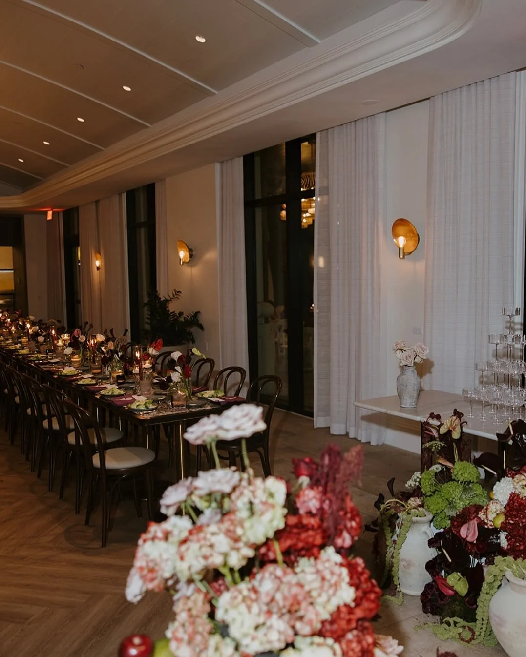 Refined, romantic, and just a touch dramatic&mdash;this is what happens when design meets detail. 🍐🥀

Creatives:
Planning &amp; Design: @elegantaffairsbydesign @danyleelegantaffairsbydesign
Beauty: @amberjennasmakeup
Dress: @elliotjamesbridal
Flora