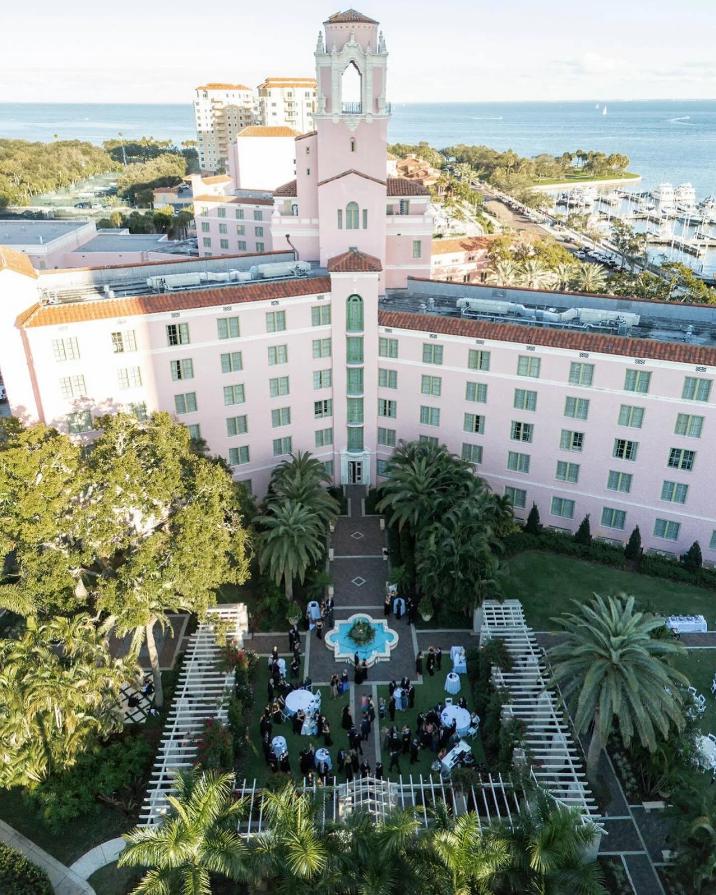 Every detail, perfectly in place from above. ☁️🌴

Planning &amp; Design: @elegantaffairsbydesign @samanthaelegantaffairsbydesign @danyleelegantaffairsbydesign 
Bride: @stephvmccann &amp; Groom: @bradyliketom
Beauty: @samanthalandis 
Photographer: @a