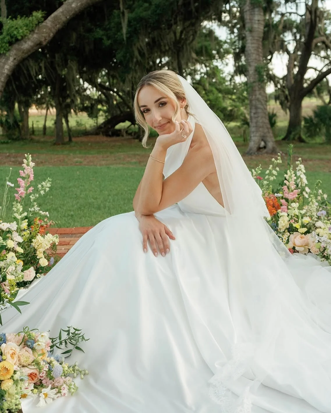 These bridal portraits are giving all of the spring vibes 🌷

Creatives
Planning: @elegantaffairsbydesign @danyleelegantaffairsbydesign
Bar: @spunkyspirits
Catering: @bavarospizza @streetcrustpizza
Content Creator: @the.larue.co
DJ: @tampaeventdjs
Fl