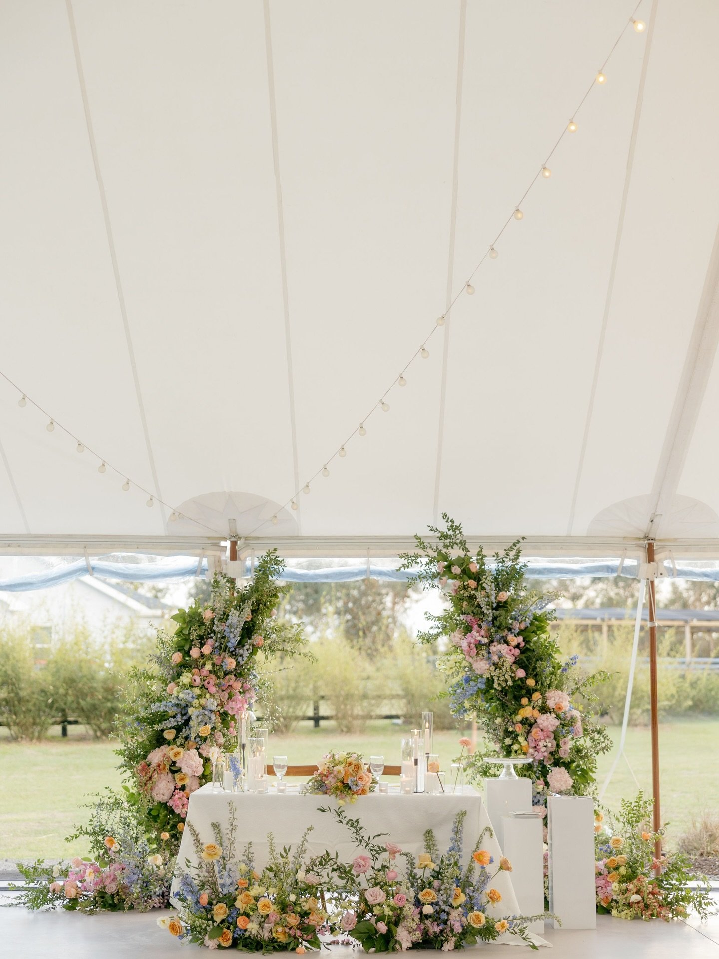 Can&rsquo;t get enough of these pops of spring color 🌸🌼

Planning: @samanthaelegantaffairsbydesign &amp; @elegantaffairsbydesign 
Bride: @janinel94
Beauty: @adorebridalhairandmakeup
Venue: @millpondestate
Photography: @presleywebbphotos
Videography
