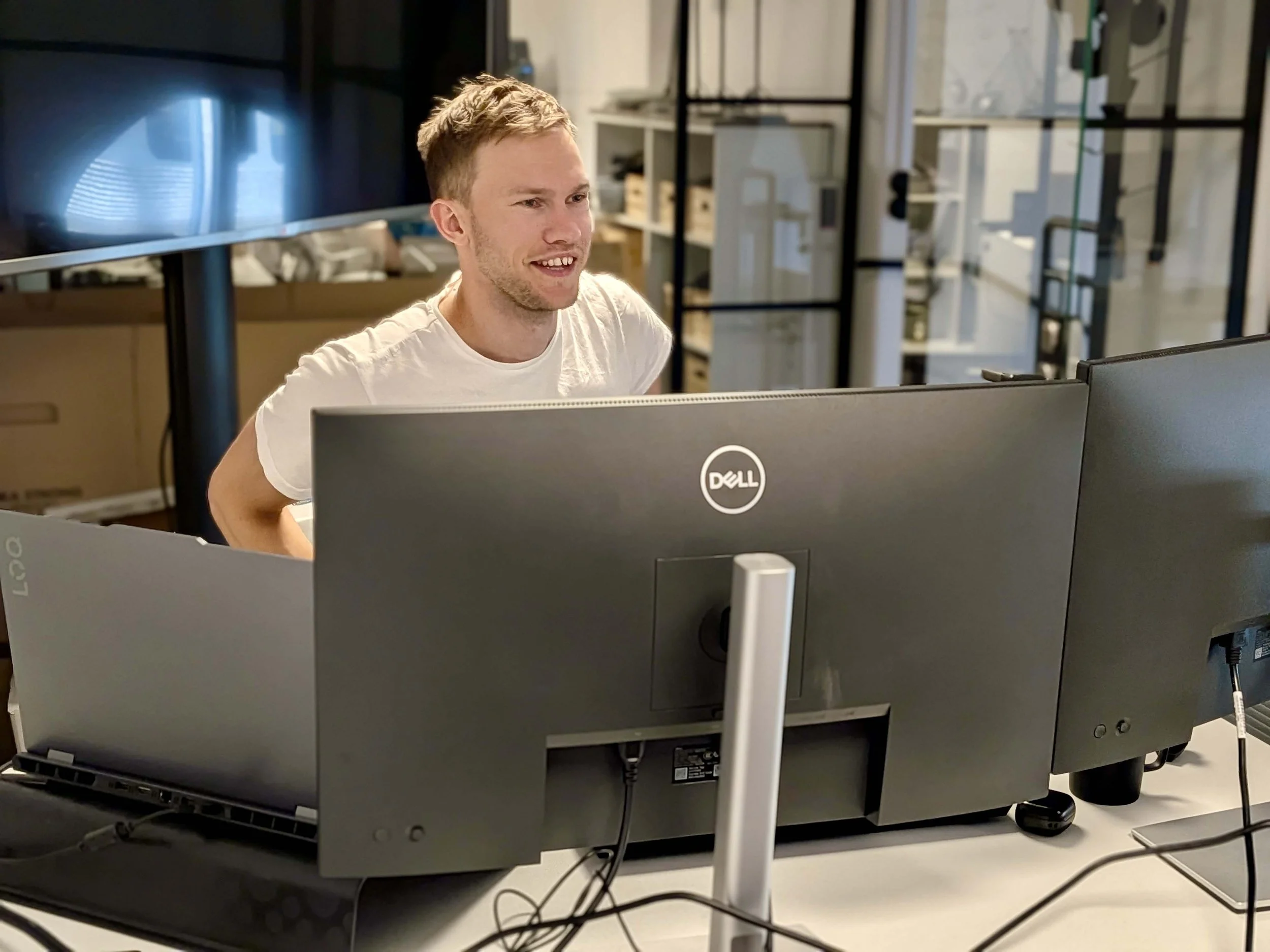 En av konsulterna inom produktutveckling sitter på kontoret med en datorskärm framför sig
