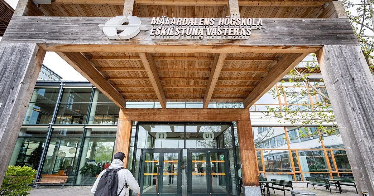 Ingången till Mälardalens högskola.