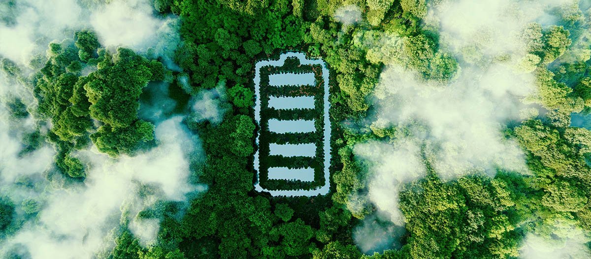 Grafik av laddat batteri över en tät regnskog