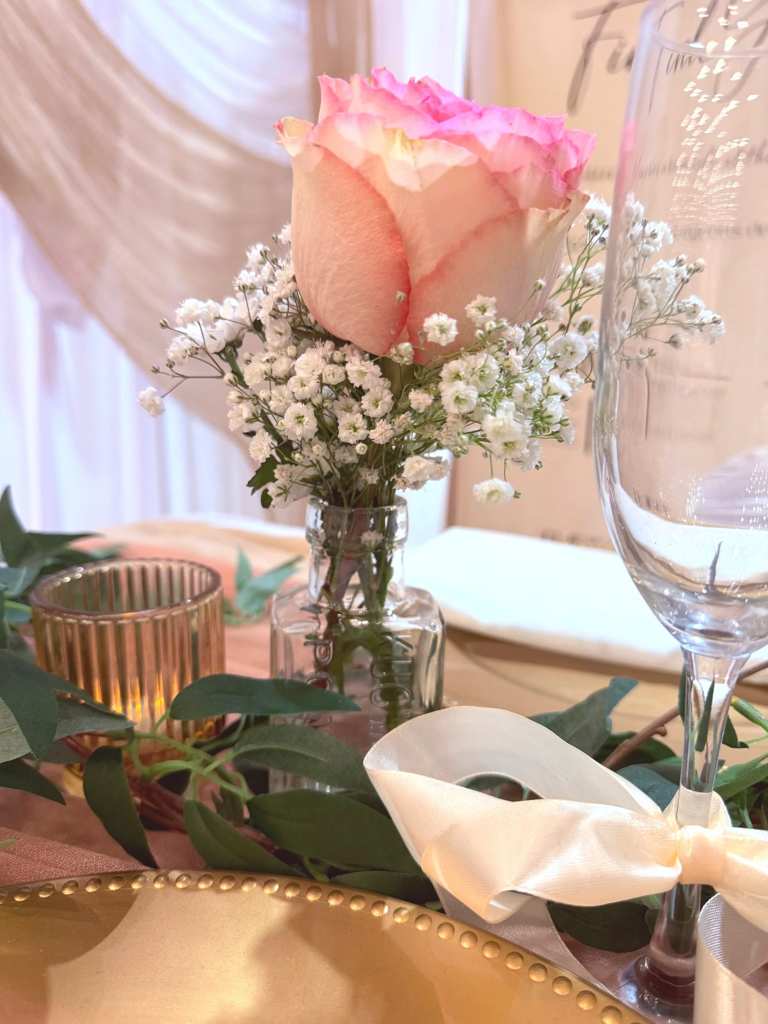 bud vase on table with roses and babys breath. bud vase rental and flowers is $15 per vase with done for you service.