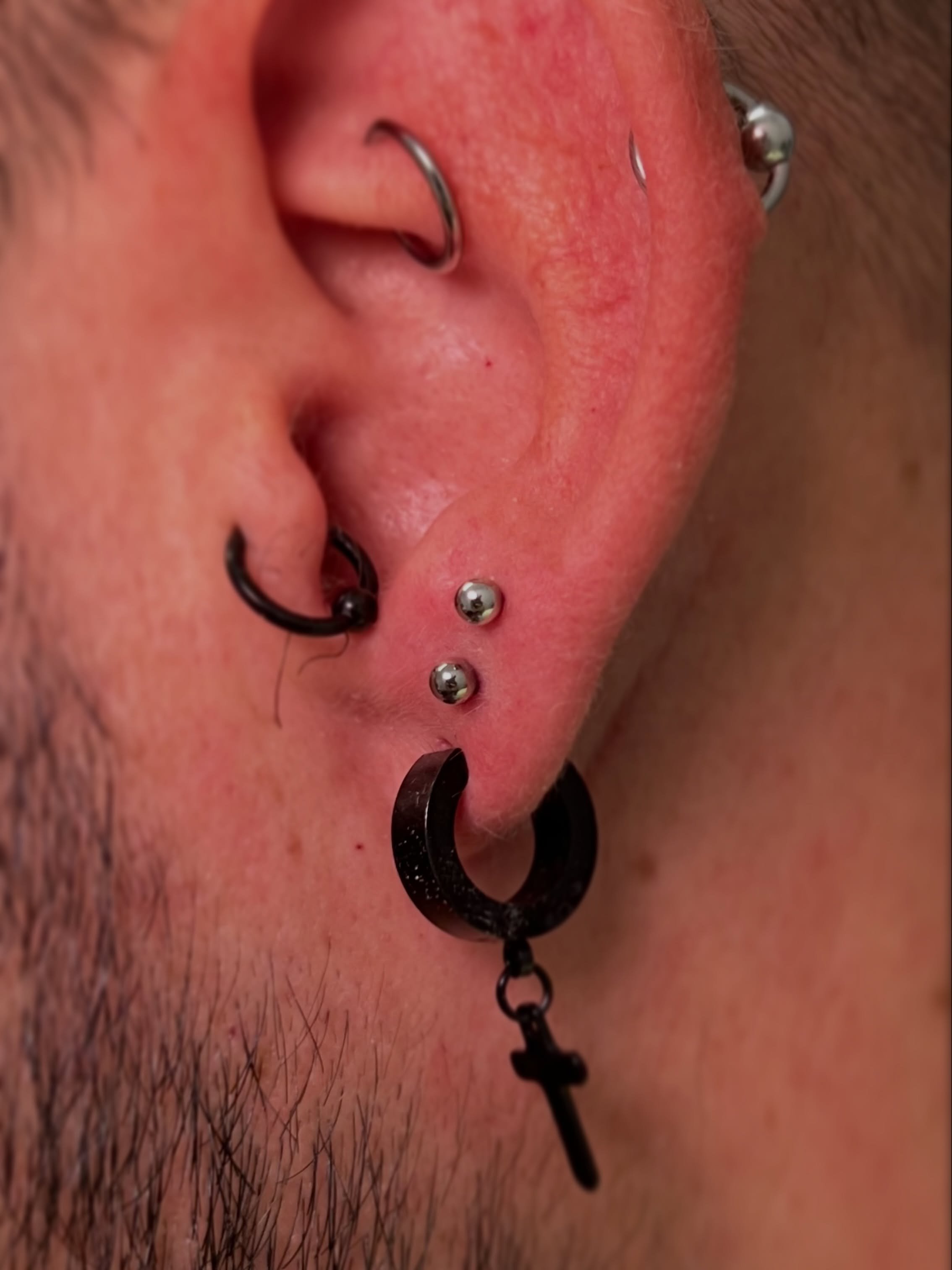 En esta orejita a&ntilde;adimos dos perforaciones en el l&oacute;bulo: un cl&aacute;sico!

Los piercings de l&oacute;bulo son la opci&oacute;n perfecta tanto si est&aacute;s empezando a crear tu proyecto de oreja como si quieres seguir construyendo u