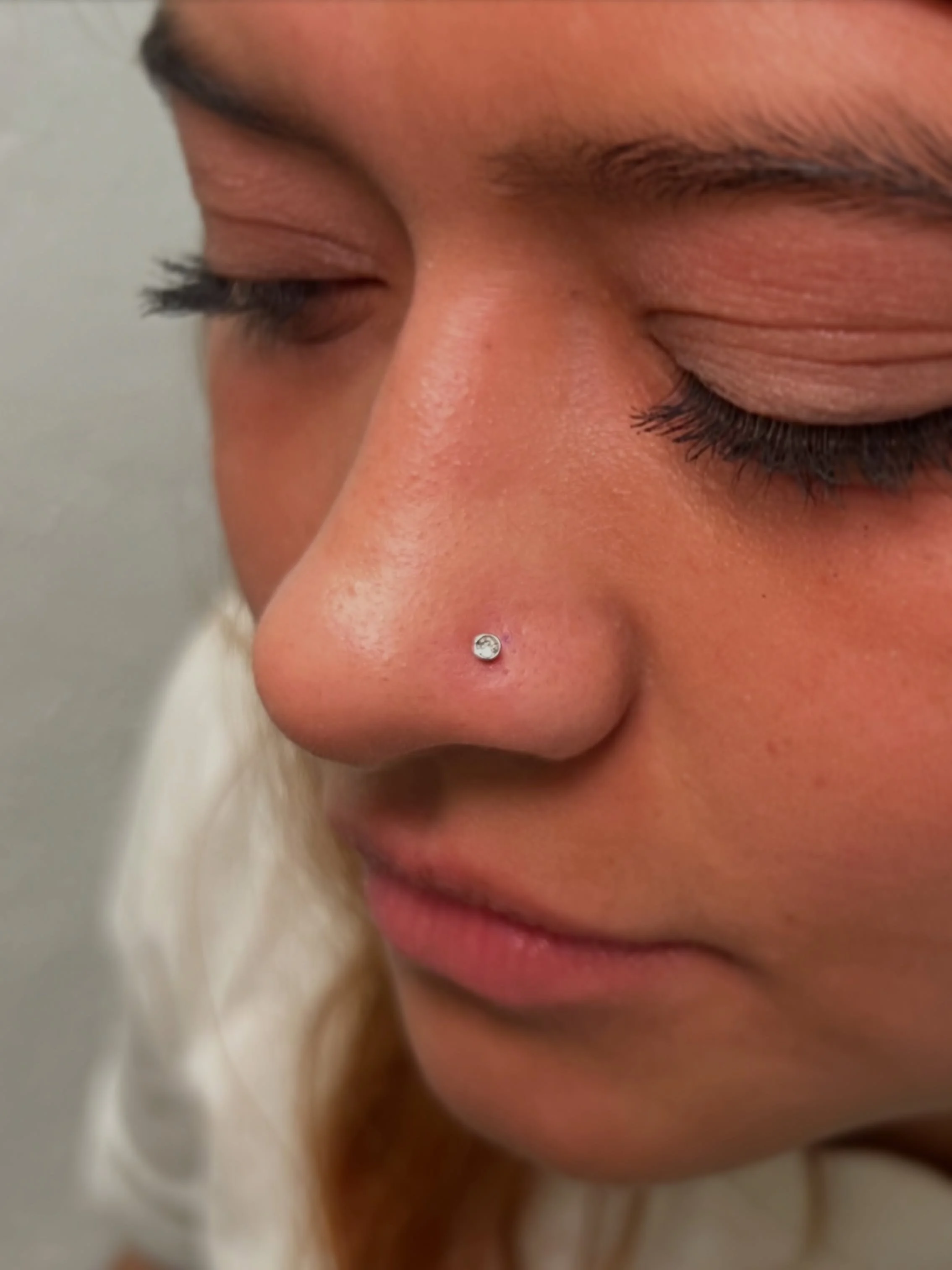 Un piercing en la nariz dice m&aacute;s de lo que parece ✨ 

Para algunos es un cambio de look. Para otros, algo que llevaban a&ntilde;os queriendo hacer. Y para muchos&hellip; simplemente les gusta c&oacute;mo se ve.

No hace falta que un piercing t