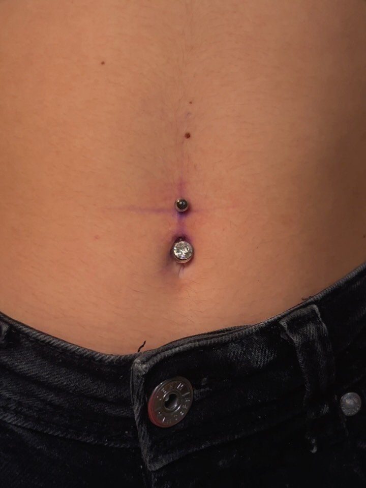 ✨ No todos los ombligos pueden llevar este piercing. Y eso casi nadie te lo dice.

El piercing del ombligo no consiste solo en elegir una joya bonita. Lo m&aacute;s importante es que tu anatom&iacute;a sea apta y que la perforaci&oacute;n se realice 