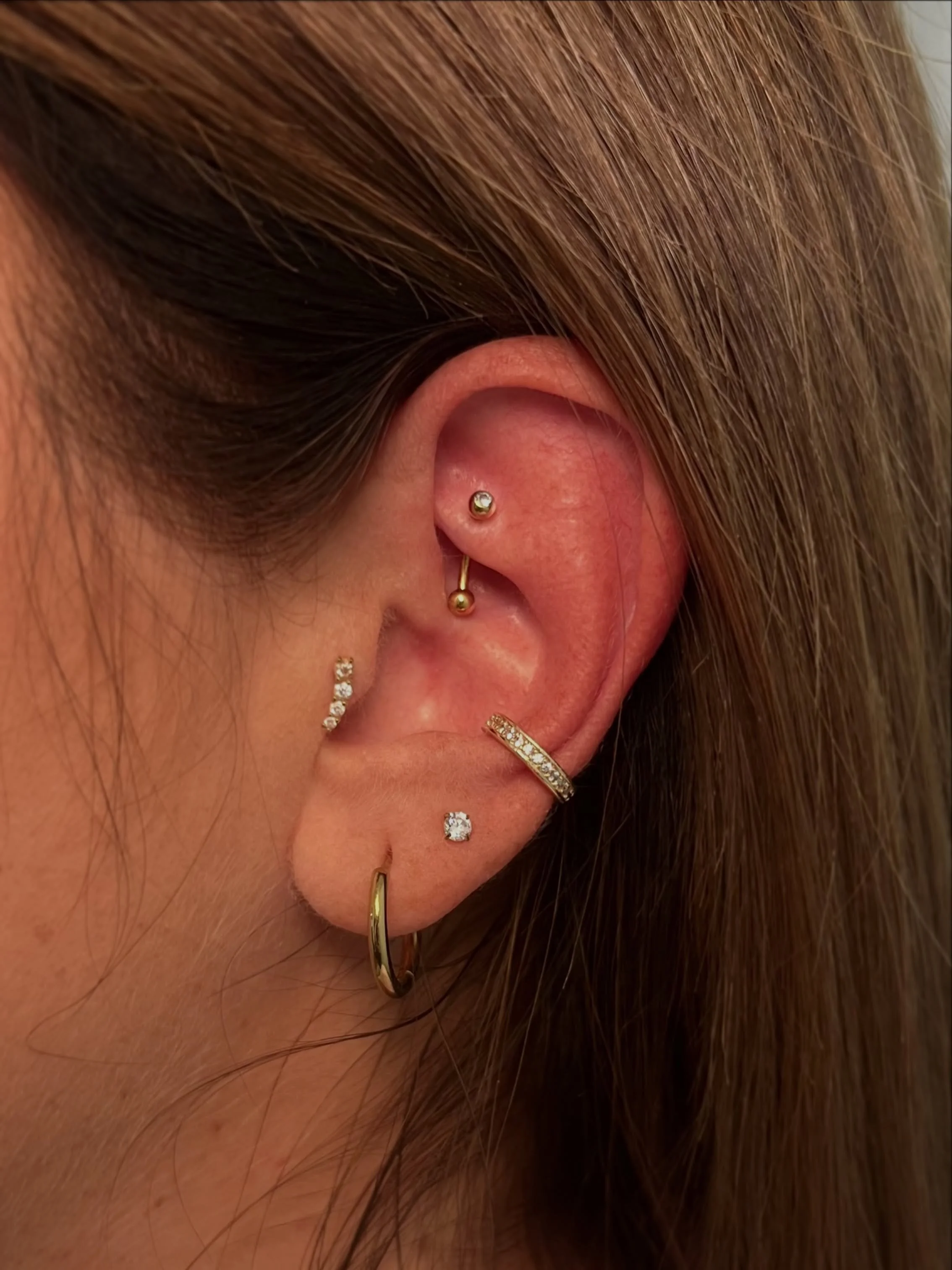 &iquest;Qui&eacute;n dijo que la joyer&iacute;a de primera puesta ten&iacute;a que romper con la est&eacute;tica de tu oreja?

Este rook en dorado se integra desde el primer momento con el resto de la composici&oacute;n, manteniendo la armon&iacute;a