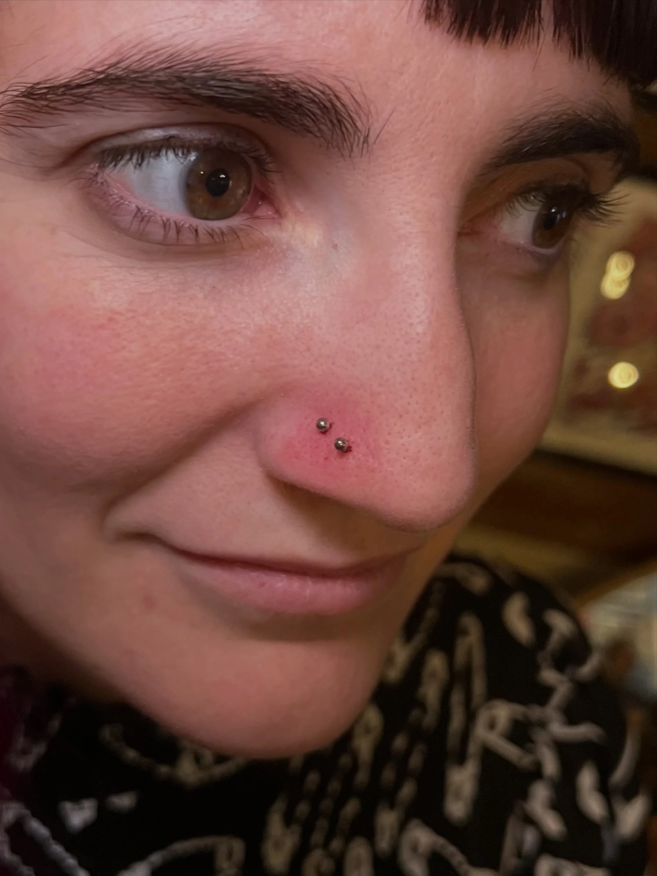 Dos puntos. Una composici&oacute;n. ✨

Este double nostril unilateral est&aacute; dise&ntilde;ado teniendo en cuenta la anatom&iacute;a, la proporci&oacute;n y c&oacute;mo interact&uacute;an ambas piezas entre s&iacute;.

No se trata solo de hacer do