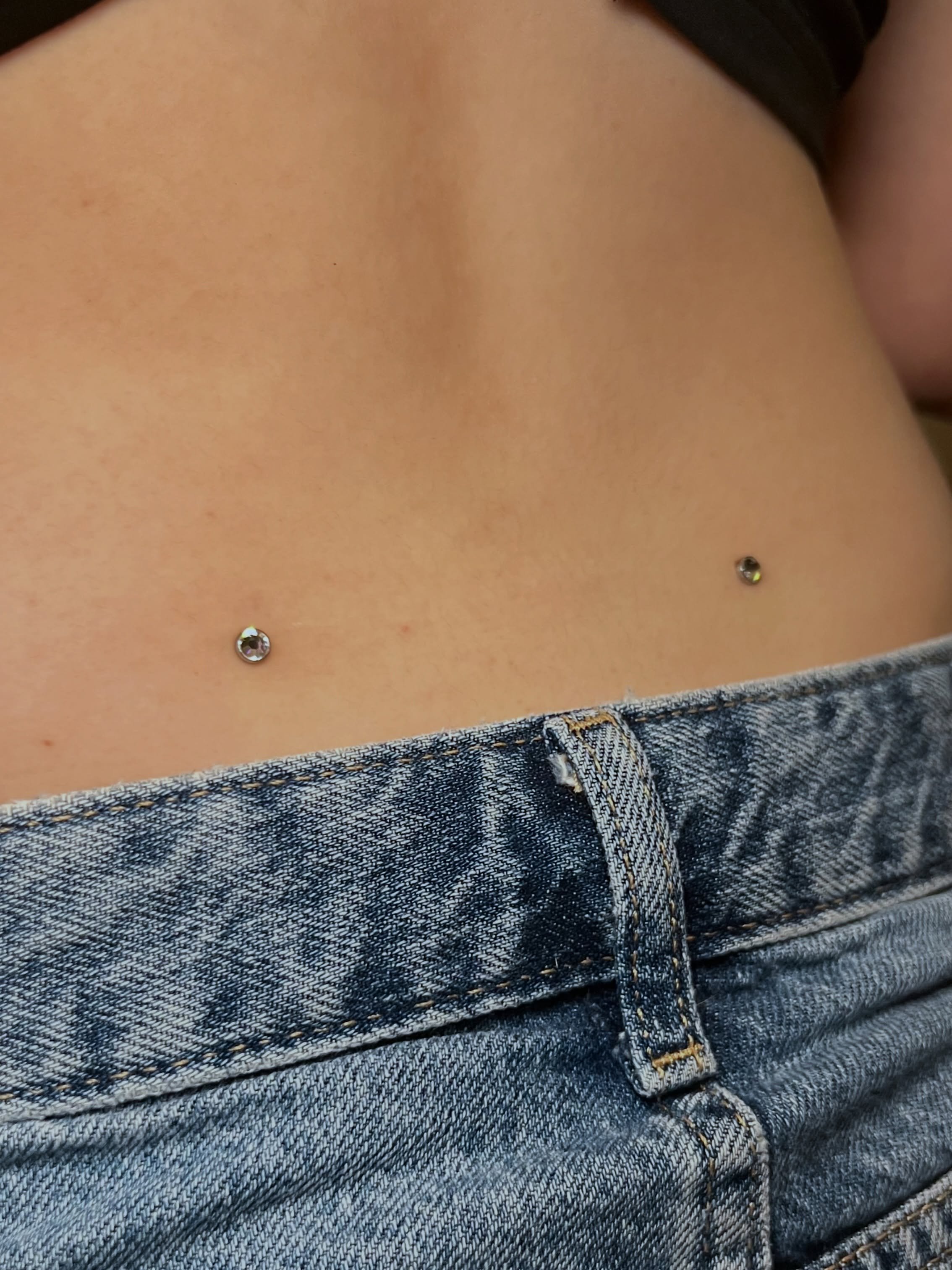 ✨ Microdermales lumbares, 1 a&ntilde;o despu&eacute;s.

Una buena cicatrizaci&oacute;n no depende solo del trabajo realizado el d&iacute;a de la perforaci&oacute;n. Los cuidados y seguir las recomendaciones durante el proceso tambi&eacute;n son parte