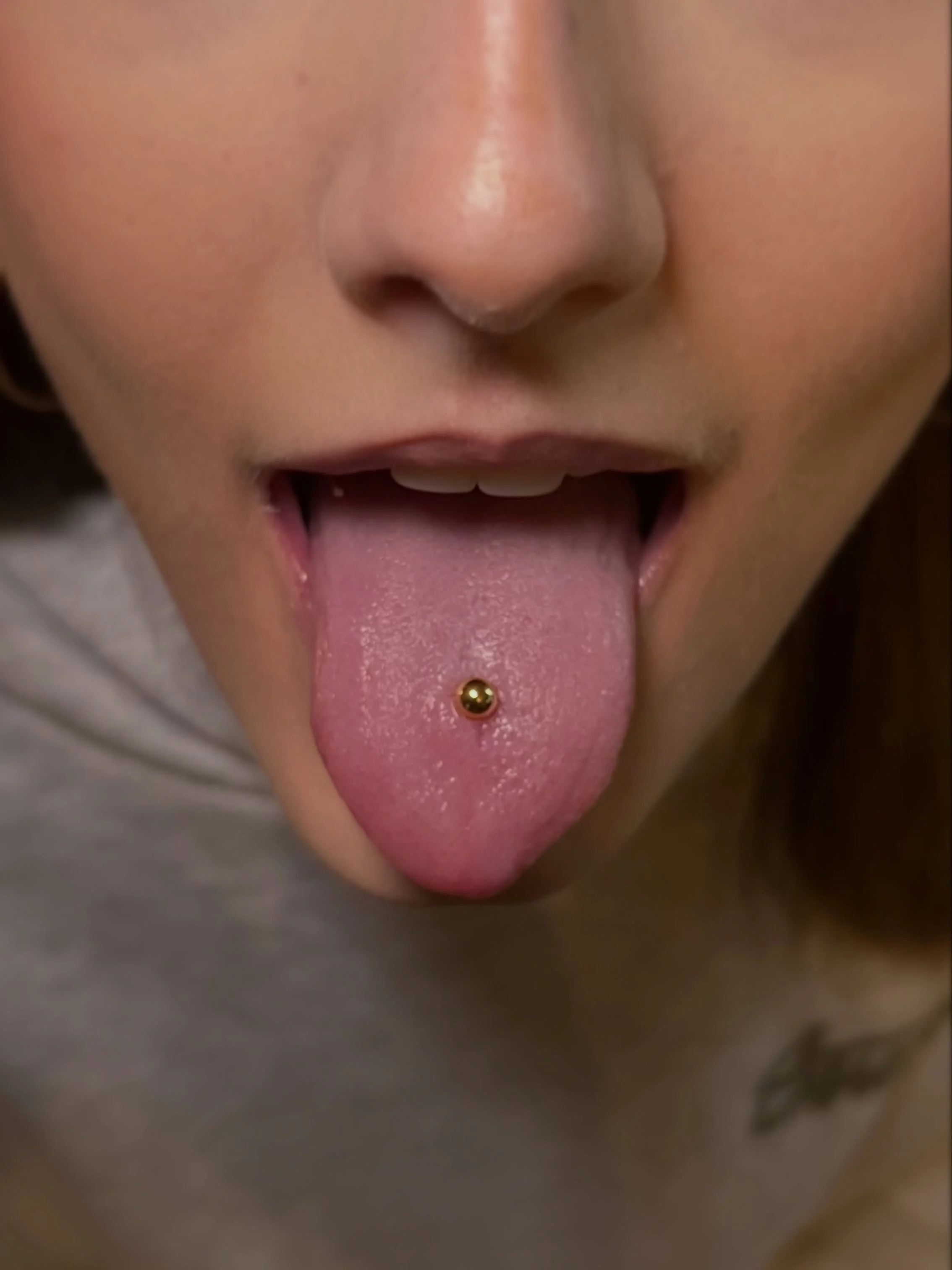 🌟 Actualizaci&oacute;n de este piercing de lengua vertical

Despu&eacute;s de la primera puesta, toca revisar c&oacute;mo est&aacute; evolucionando. En esta revisi&oacute;n comprobamos que todo estaba cicatrizando correctamente y que la inflamaci&oa