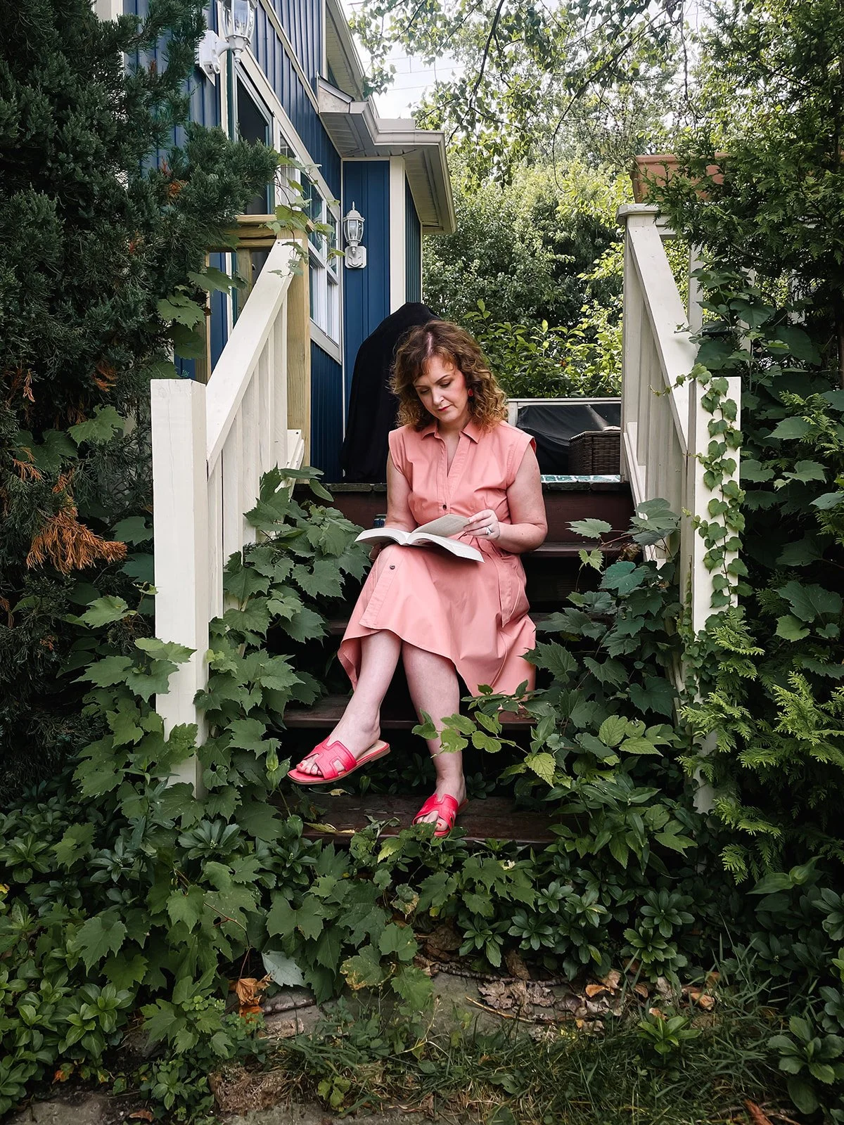 moyra-michelle-hypnotherapy-sitting-on-steps-reading-book