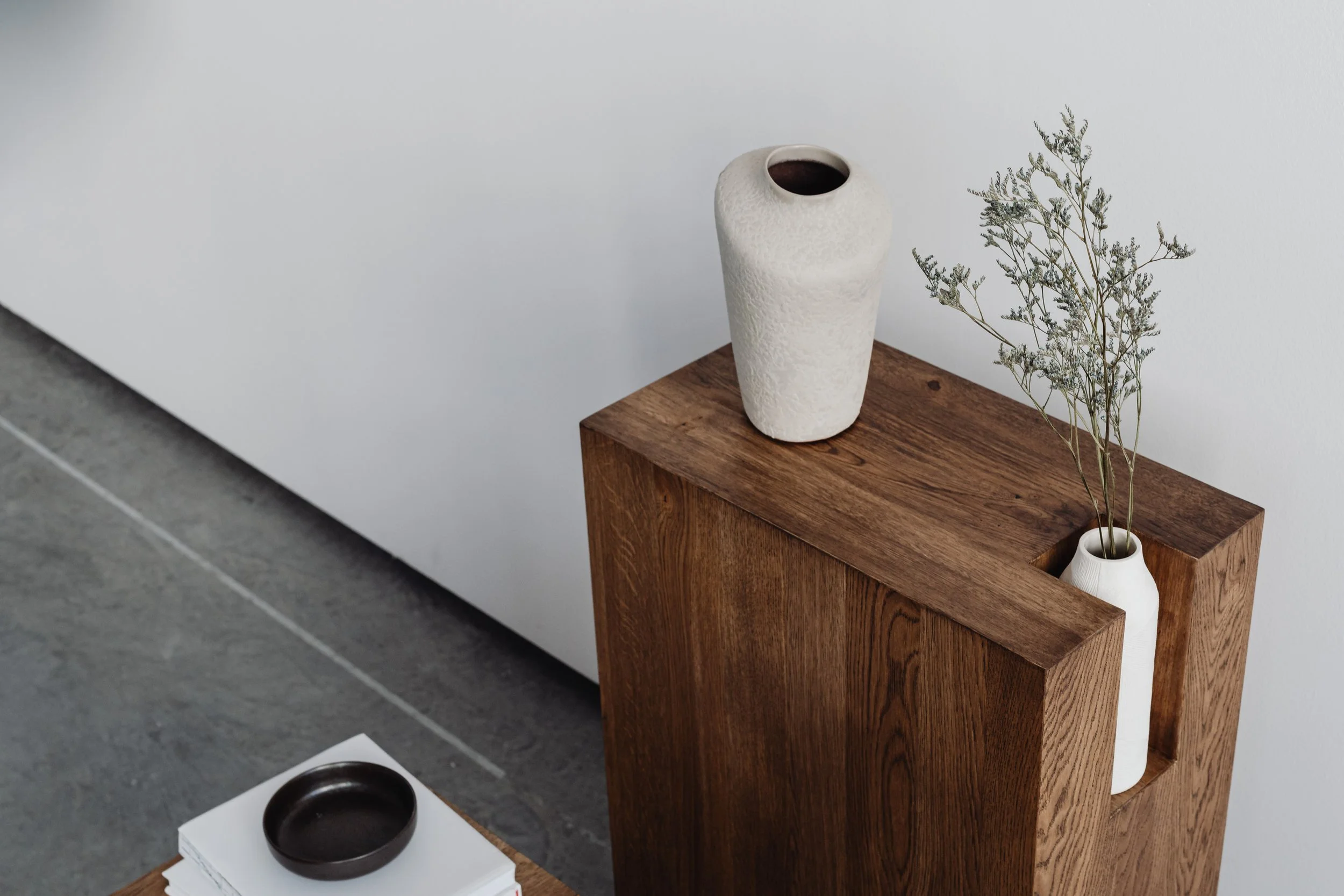 kaboompics_minimalistic-furniture-solid-wood-smoky-oak-wooden-pillar-vase-dried-flowers-25689.jpg