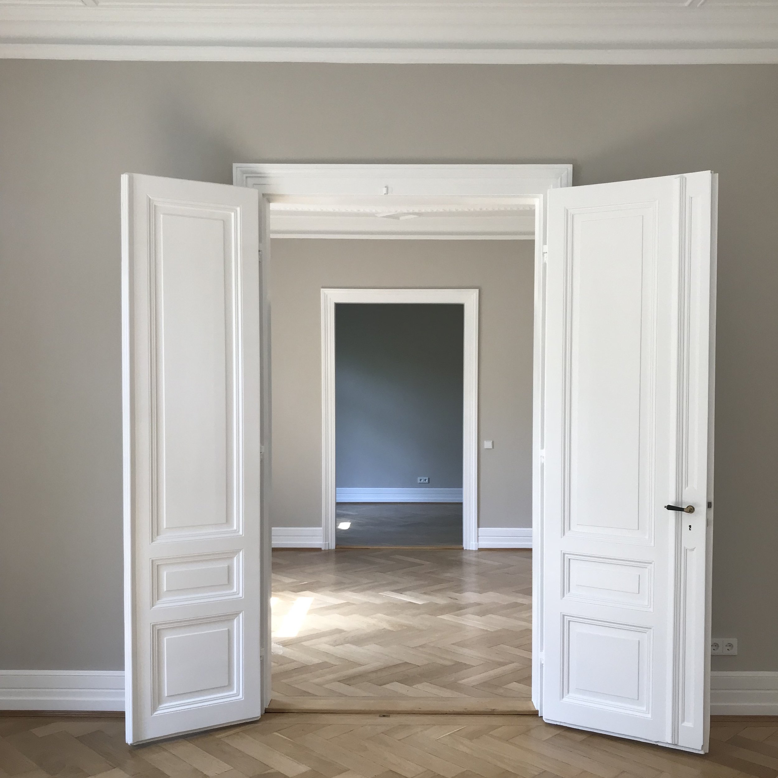 Altbauwohnung, leer, blick durch 2 geöffnete Türen