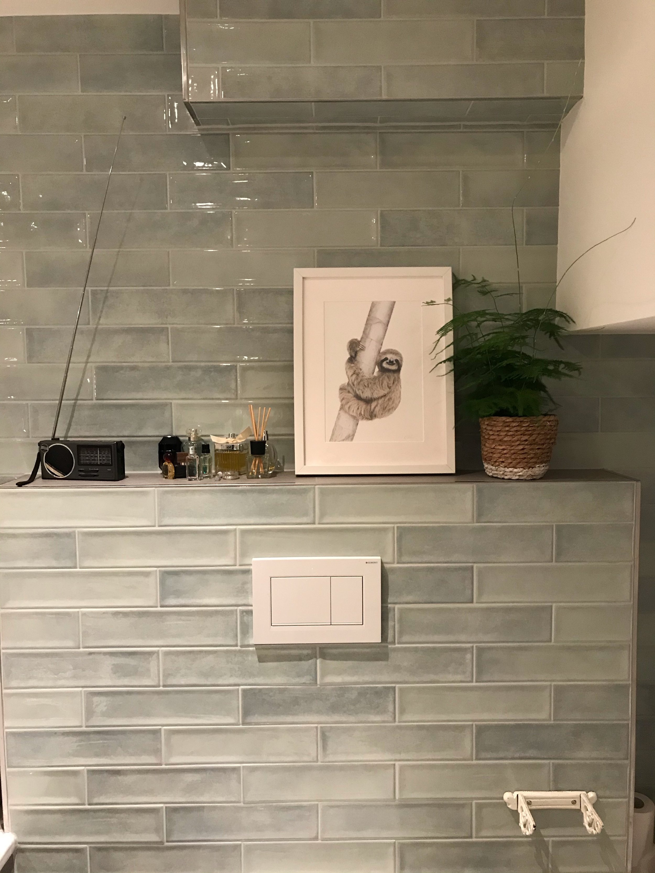 Badezimmer, grüne Fliesen, Toilettensprülung, Pflanze