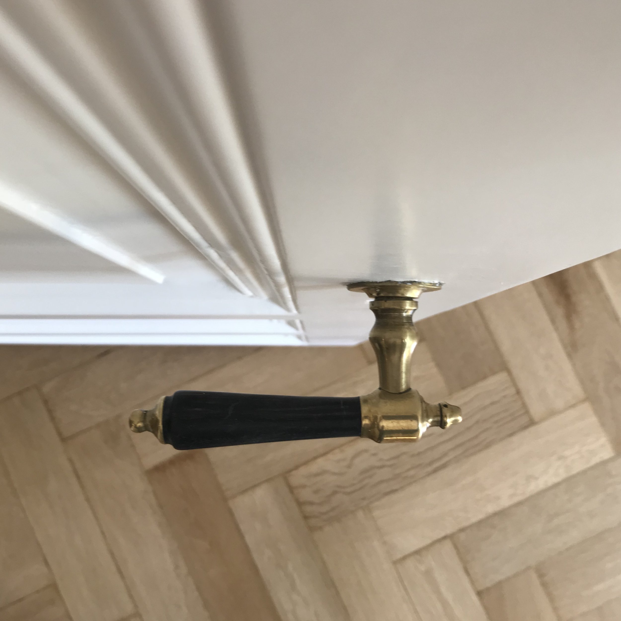 Goldene Türklinke, weiße Altbautür Holzboden