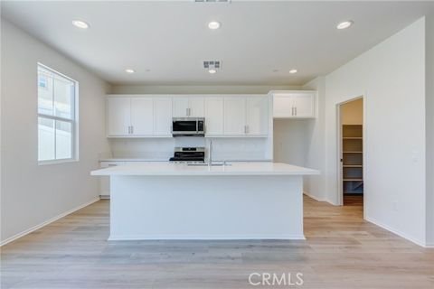 374478166-17.jpg