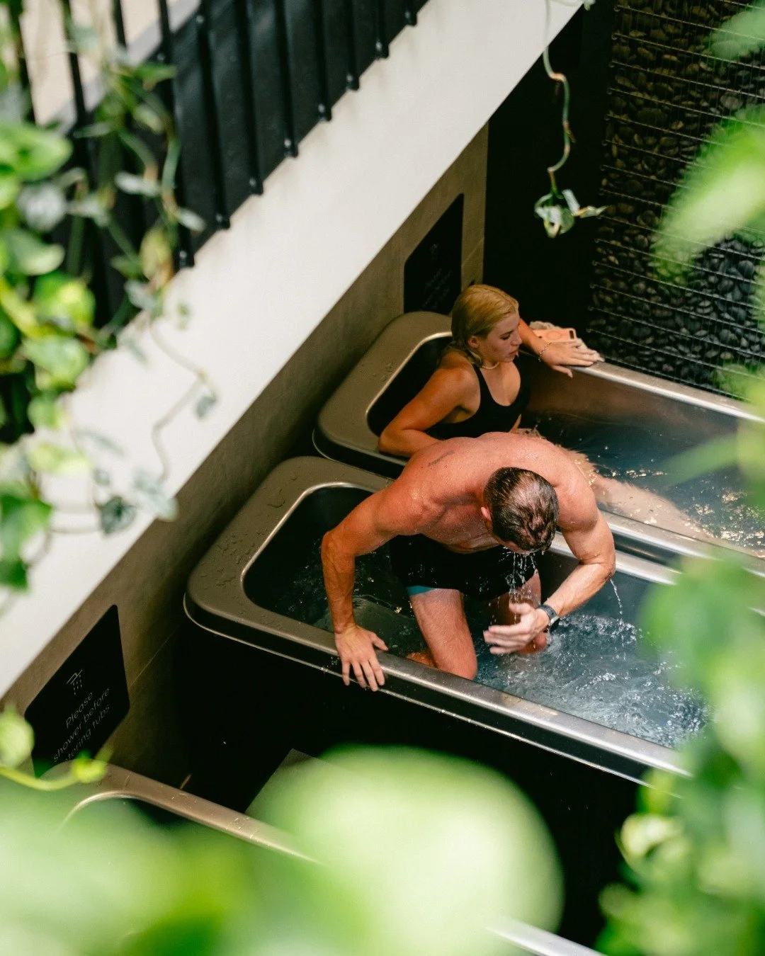 3 minutes in cold water = 500% boost in noradrenaline + 250% boost in dopamine.
Translation? More focus, more drive, more resilience.
Sessions available daily → link in bio.