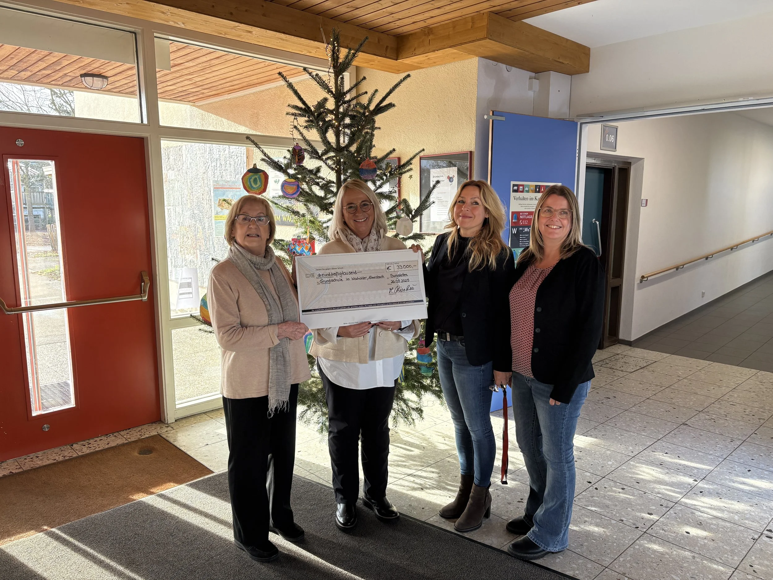 Die Wiesheu Stiftung ist zu Besuch in der Allmersbacher Grundschule zur Scheck-Übergabe