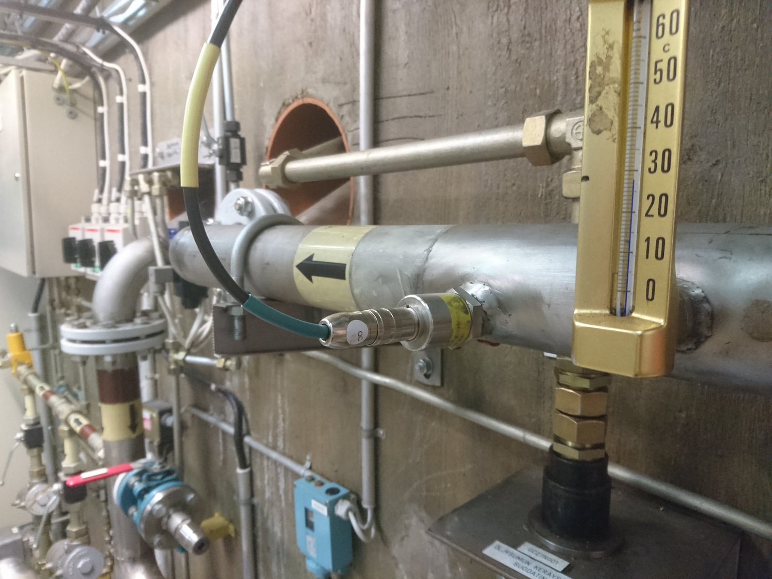 Öljynkunnonvalvonnan sensori asennettuna voimalaitoksen öljykiertoon