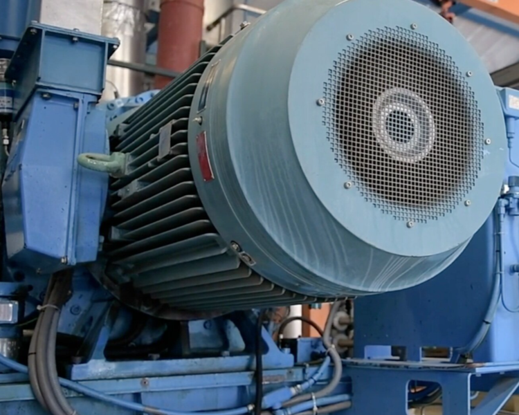 Typpikompressori tuotantolaitoksessa, voiteluöljyn valvonta ja laboratorioanalyysi