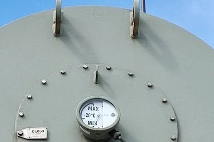 Muuntajaöljyn säiliö ja lämpötilamittari